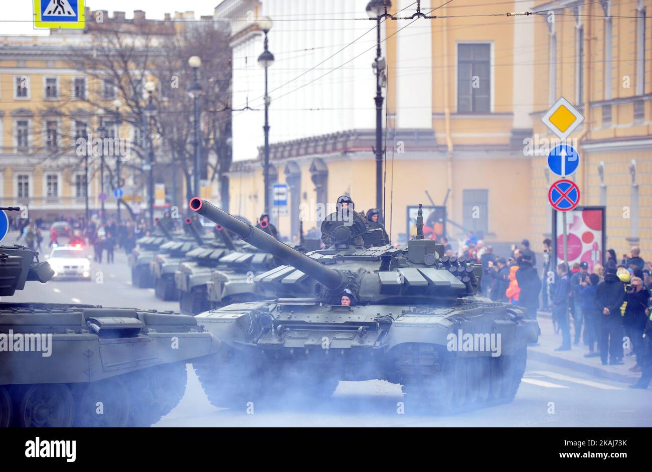 Des chars russes T-72B3 traversent la place Dvortsovaya dans le centre de Saint-Pétersbourg, en Russie, le 28 avril 2016, Lors d'une répétition de la parade du jour de la victoire. La Russie célébrera le 71th anniversaire de la défaite de l'Allemagne nazie sur 9 mai en 1945. (Photo par NIC Markoff/NurPhoto) *** Veuillez utiliser le crédit du champ de crédit *** Banque D'Images