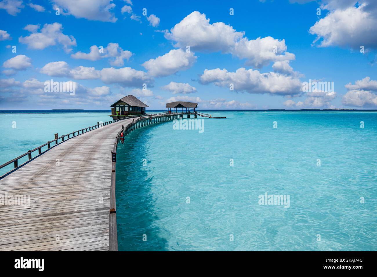 Voyage d'été de luxe, villas sur l'eau, bungalows bleu lagon paradis. Vue panoramique sur la plage de l'île des Maldives. Plage ensoleillée, long chemin de quai en bois Banque D'Images