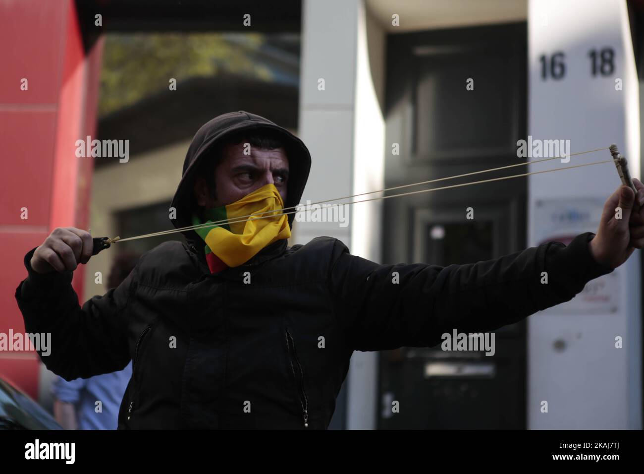 PARIS, FRANCE - 01 MAI : Un manifestant utilise une catapulte pour lancer des objets à la police lors de la traditionnelle manifestation du jour de mai à Paris, en France, sur 01 mai 2016. Banque D'Images