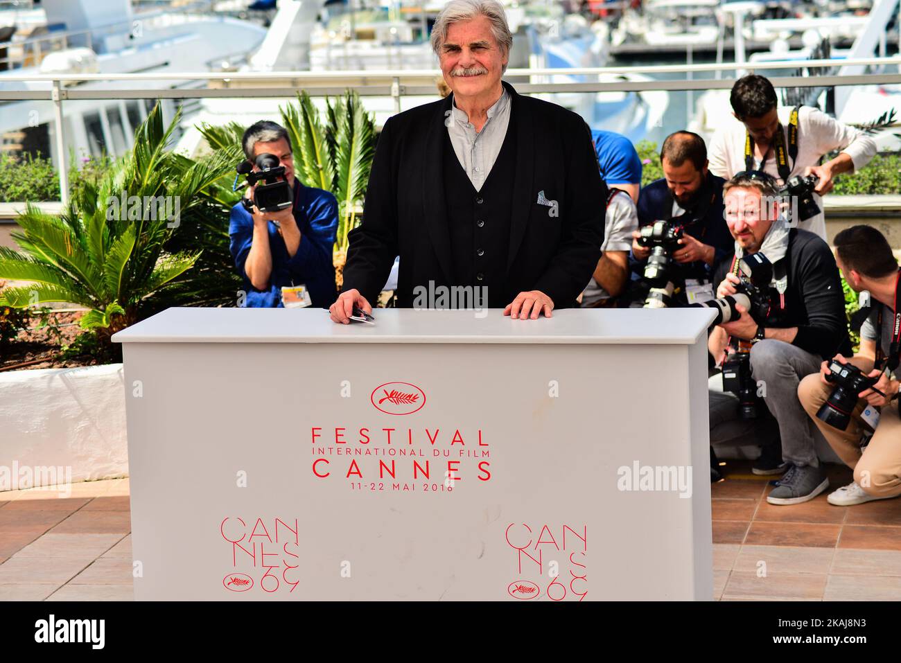 L'acteur Peter Simonischek assiste à la photocall 'Toni Erdmann' lors du Festival annuel du film de Cannes 69th au Palais des Festivals sur 14 mai 2016 à Cannes, France. (Photo par ISA Saiz/NurPhoto) *** Veuillez utiliser le crédit du champ de crédit *** Banque D'Images