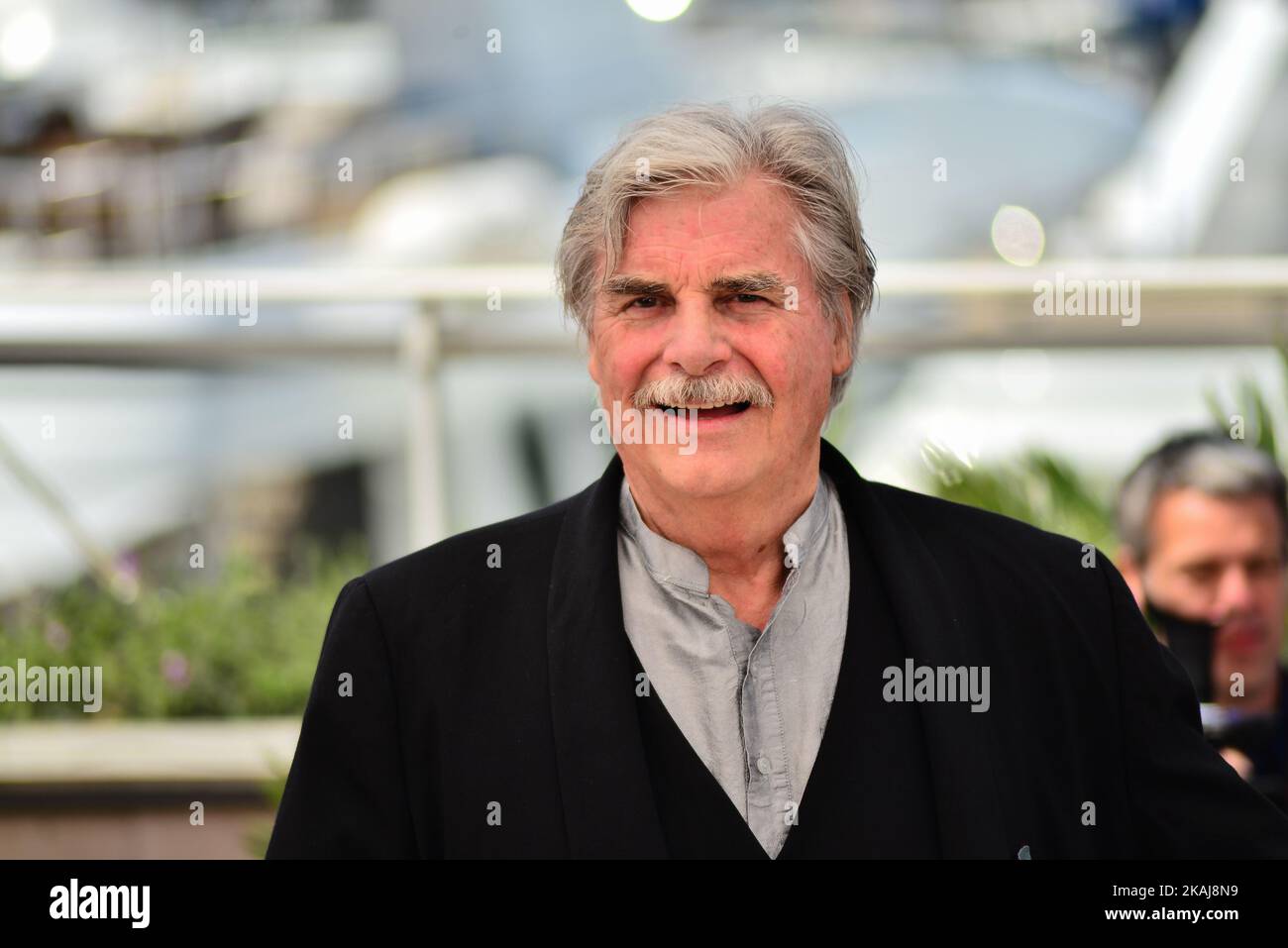 L'acteur Peter Simonischek assiste à la photocall 'Toni Erdmann' lors du Festival annuel du film de Cannes 69th au Palais des Festivals sur 14 mai 2016 à Cannes, France. (Photo par ISA Saiz/NurPhoto) *** Veuillez utiliser le crédit du champ de crédit *** Banque D'Images