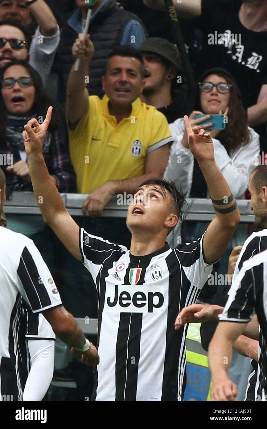 Juventus en avant Paulo Dybala (21) célèbre après avoir marquant son but pendant le match de football de la série A n.38 JUVENTUS - SAMPDORIA le 14/05/16 au stade Juventus de Turin, Italie. (Photo de Matteo Bottanelli/NurPhoto) *** Veuillez utiliser le crédit du champ de crédit *** Banque D'Images