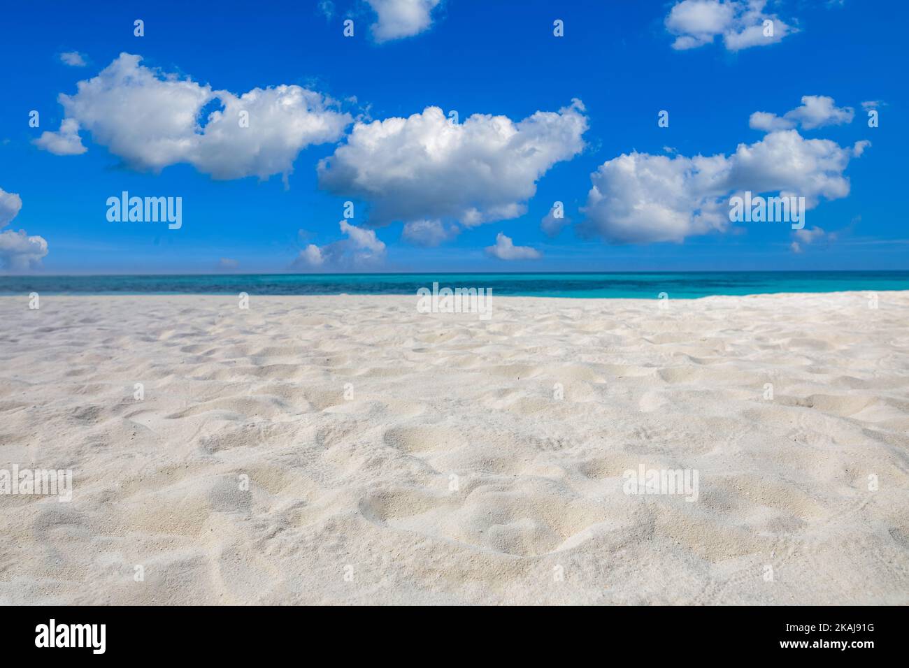 Gros plan plage de sable de mer. Paysage de plage panoramique. Inspirez-vous de l'horizon marin de la plage tropicale. Heureux bleu ciel calme tranquille détendez-vous la lumière du soleil Banque D'Images