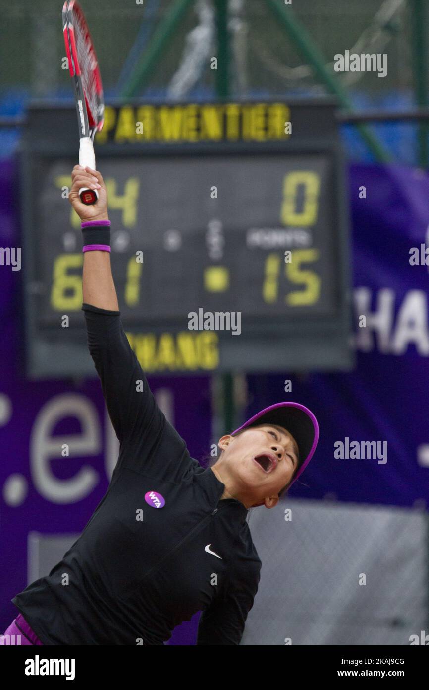 Shuai ZHANG (CHN) est photographié lors de la première partie des internationaux de tennis de Strasbourg ouverts à Strasbourg, dans l'est de la France, sur 17 mai 2016. Premier grand événement du tennis féminin français sur terre battue après Roland Garros et premier sport en Alsace, Strasbourg International se tiendra pour leur édition 30th, du 13 au 21 mai 2016. (Photo par Elyxandro Cegarra/NurPhoto) *** Veuillez utiliser le crédit du champ de crédit *** Banque D'Images