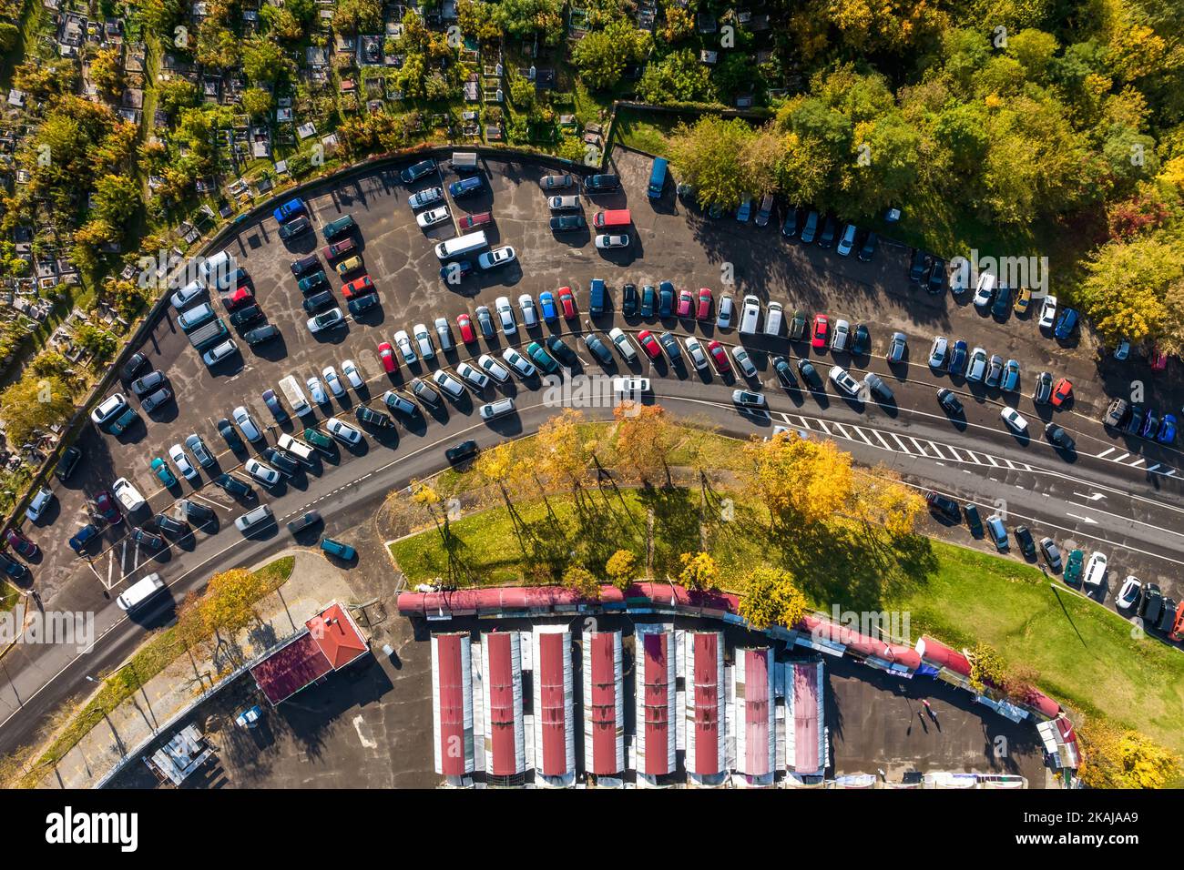 vue aérienne sur le grand parking en plein air pour les voitures des résidents de la région Banque D'Images