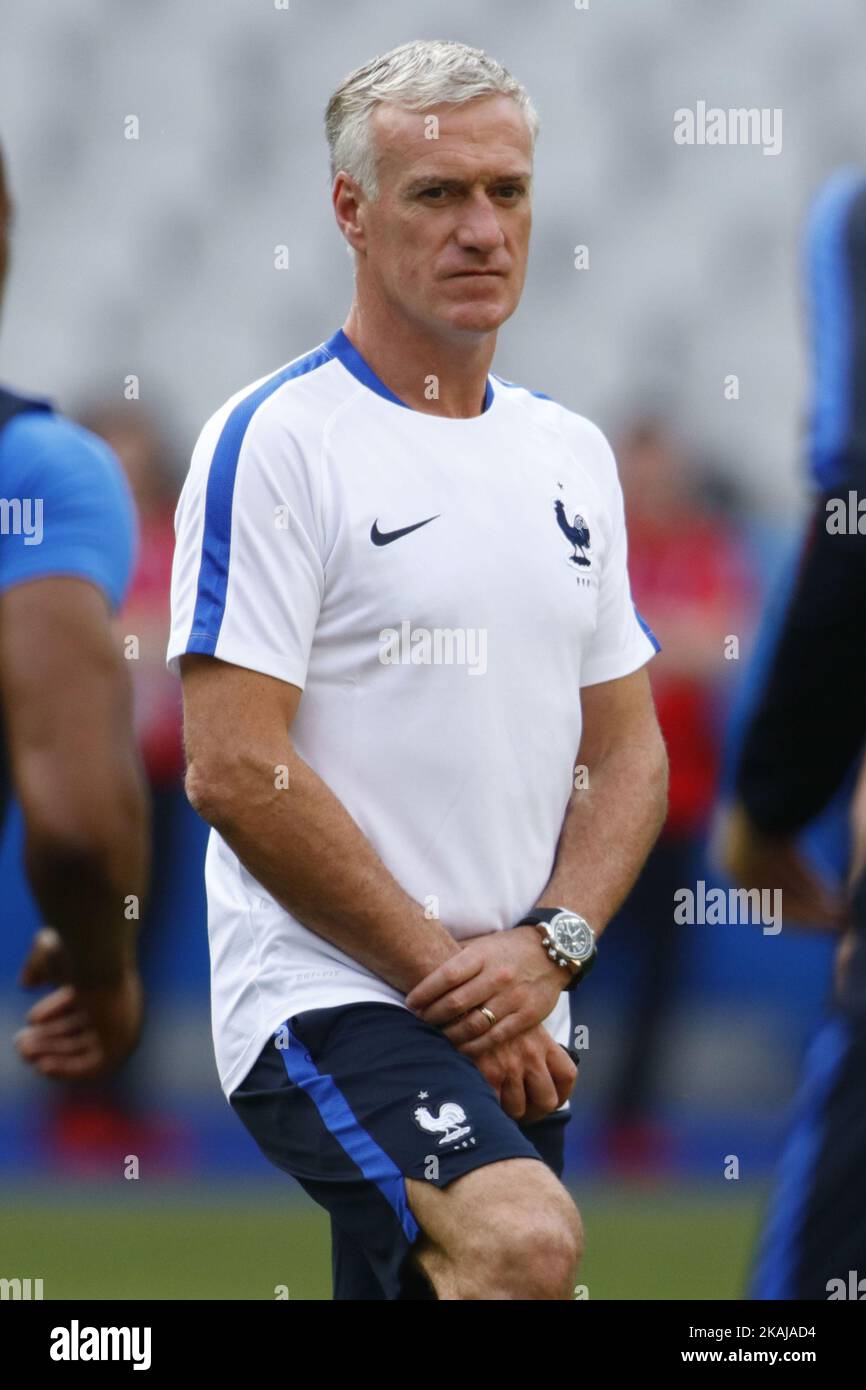 L'entraîneur chef de France Didier Deschamps lors d'une session d'entraînement au stade de France à Saint-Denis, au nord de Paris, sur 9 juin 2016, à la veille du début du match de football européen Euro 2016 contre la Roumanie. (Photo de Mehdi Taamallah/NurPhoto) *** Veuillez utiliser le crédit du champ de crédit *** Banque D'Images