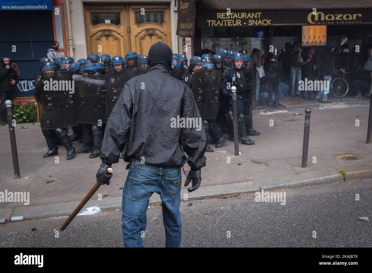 Paris, France, le 14th juin 2016: Marche de protestation nationale contre la loi El Khomri, des affrontements éclatent entre la police anti-émeute et le mobb à capuchon noir.58 personnes arrêtées par la police et beaucoup de personnes blessées.2 photojournalistes attaqués violemment par la police et au moins 11 personnes (source policière) blessés par des grenades et des accusations de police.a noter pour la première fois à paris, la police utilise le canon à eau. (Photo de Julien Mattia/NurPhoto) *** Veuillez utiliser le crédit du champ de crédit *** Banque D'Images