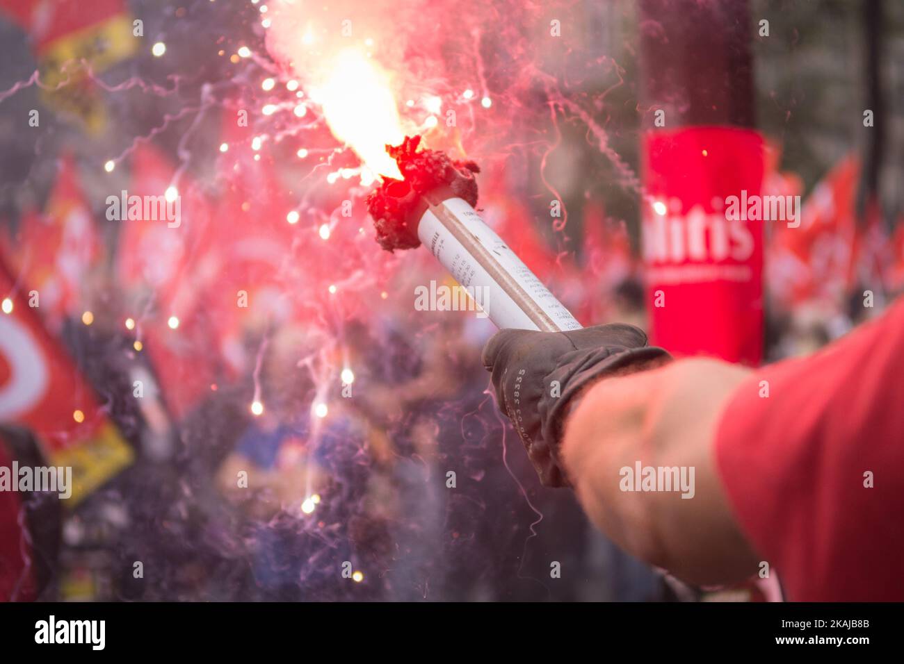 Paris, France, le 14th juin 2016: Marche de protestation nationale contre la loi El Khomri, des affrontements éclatent entre la police anti-émeute et le mobb à capuchon noir.58 personnes arrêtées par la police et beaucoup de personnes blessées.2 photojournalistes attaqués violemment par la police et au moins 11 personnes (source policière) blessés par des grenades et des accusations de police.a noter pour la première fois à paris, la police utilise le canon à eau. (Photo de Julien Mattia/NurPhoto) *** Veuillez utiliser le crédit du champ de crédit *** Banque D'Images