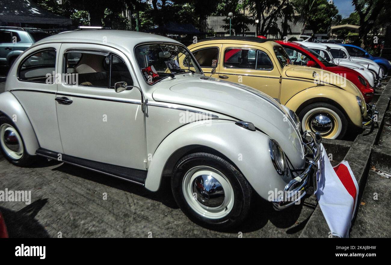 Des voitures Volkswagen de différents modèles sont exposées lors de la célébration de la Journée mondiale Volkswagen à Quezon City, à l'est de Manille, aux Philippines, le dimanche 19 juin 2016. La Journée mondiale de Volkswagen est célébrée chaque 22 juin ou son dimanche le plus proche. (Photo de Richard James Mendoza/NurPhoto) *** Veuillez utiliser le crédit du champ de crédit *** Banque D'Images