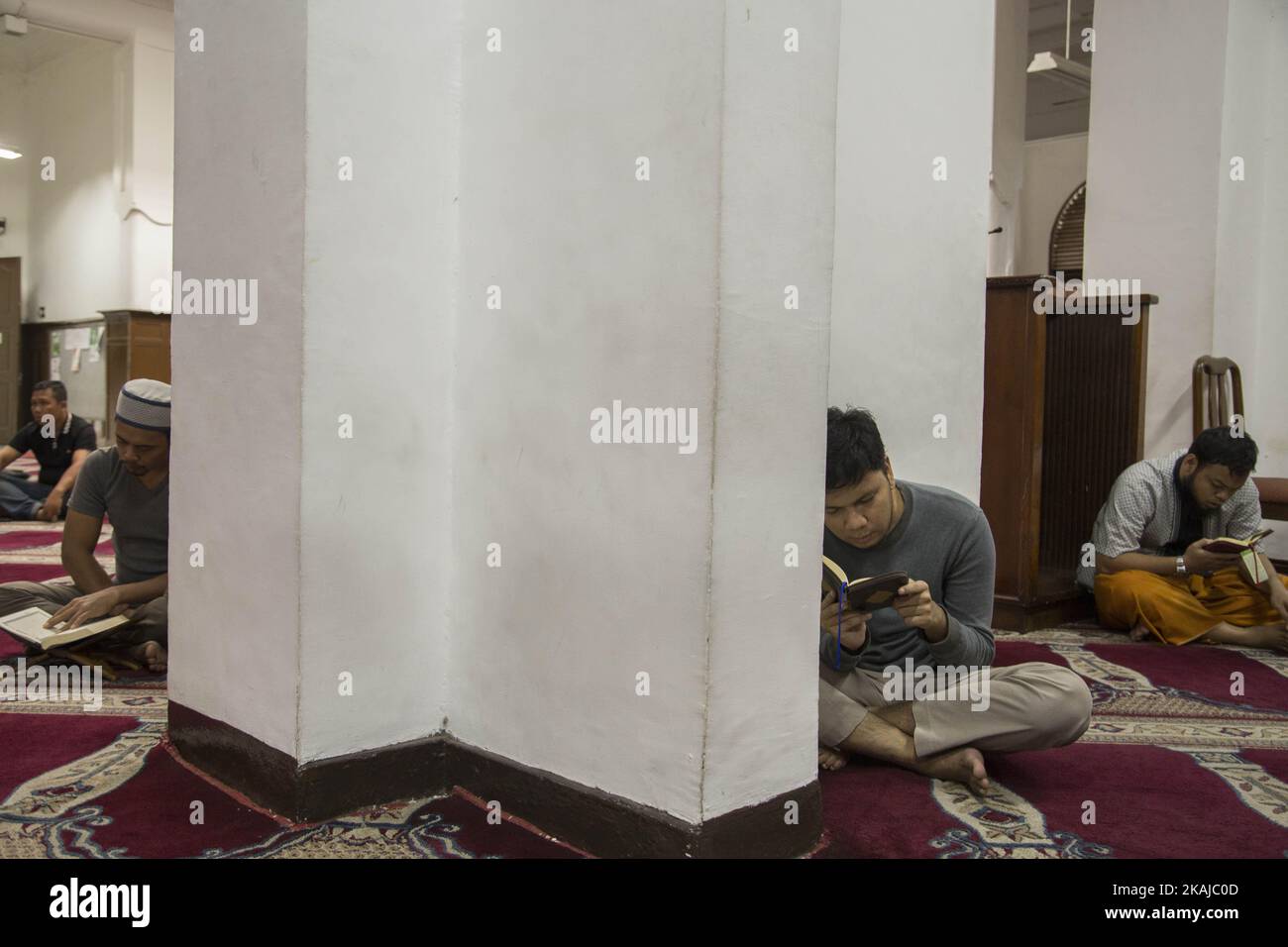 Les gens réunis pour l'après-midi prient et lisent quran à la mosquée Cut Meutia - Jakarta, sur 19 juin 2016. La mosquée Cut Meutia était un bureau dans le 18th siècle pendant le colonial hollandais, puis la fonction de changement comme mosquée dans les années 50. (Photo par Donal Husni/NurPhoto) *** Veuillez utiliser le crédit du champ de crédit *** Banque D'Images