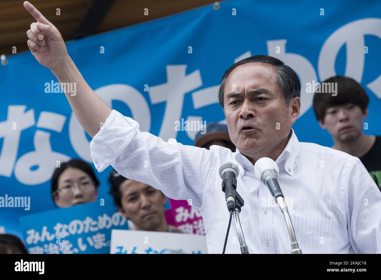 Tadatomo Yoshida, membre de la Chambre des conseillers du Parti social-démocrate, parle lors de la présentation de la coalition au peuple japonais 19 juin 2016, Tokyo, Japon. Les trois partis se sont unis dans une coalition pour tenter de battre Shinzo Abe aux élections de la Chambre des conseillers qui se tiendront à 10 juillet 2016. La coalition concentre sa campagne électorale pour ne pas permettre au gouvernement Abe de modifier la constitution pacifiste. (Photo par Alessandro Di Ciommo/NurPhoto) *** Veuillez utiliser le crédit du champ de crédit *** Banque D'Images
