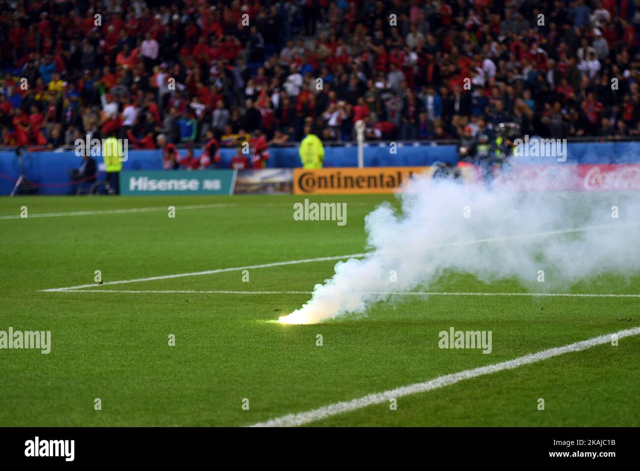 FLARE lancée sur le terrain par les fans roumains lors de l'UEFA Euro 2016 Group Un match entre la Roumanie et l'Albanie au Stade de Lyon à Lyon, France sur 19 juin 2016 (photo par Andrew Surma/NurPhoto) *** Veuillez utiliser le crédit du champ de crédit *** Banque D'Images