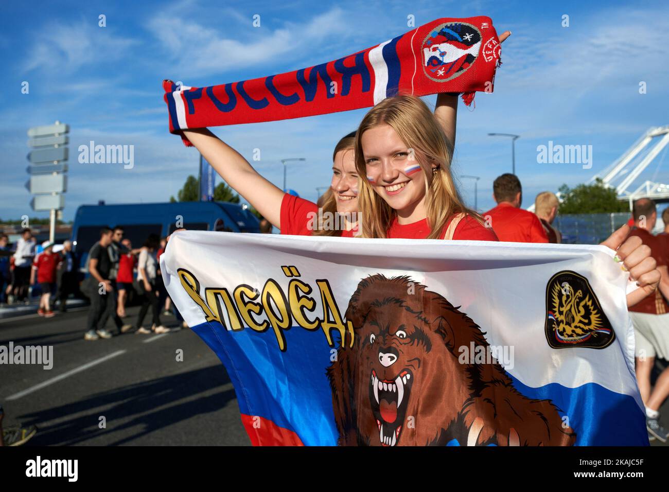 Des supporters russes et russes ont envahi Toulouse avant le match entre le pays de Galles et la Russie au stade municipal de Toulouse pour le championnat UEFA Euro 2016. Toulouse. France. 20 juin 2016. (Photo d'Alain Pitton/NurPhoto) *** Veuillez utiliser le crédit du champ de crédit *** Banque D'Images