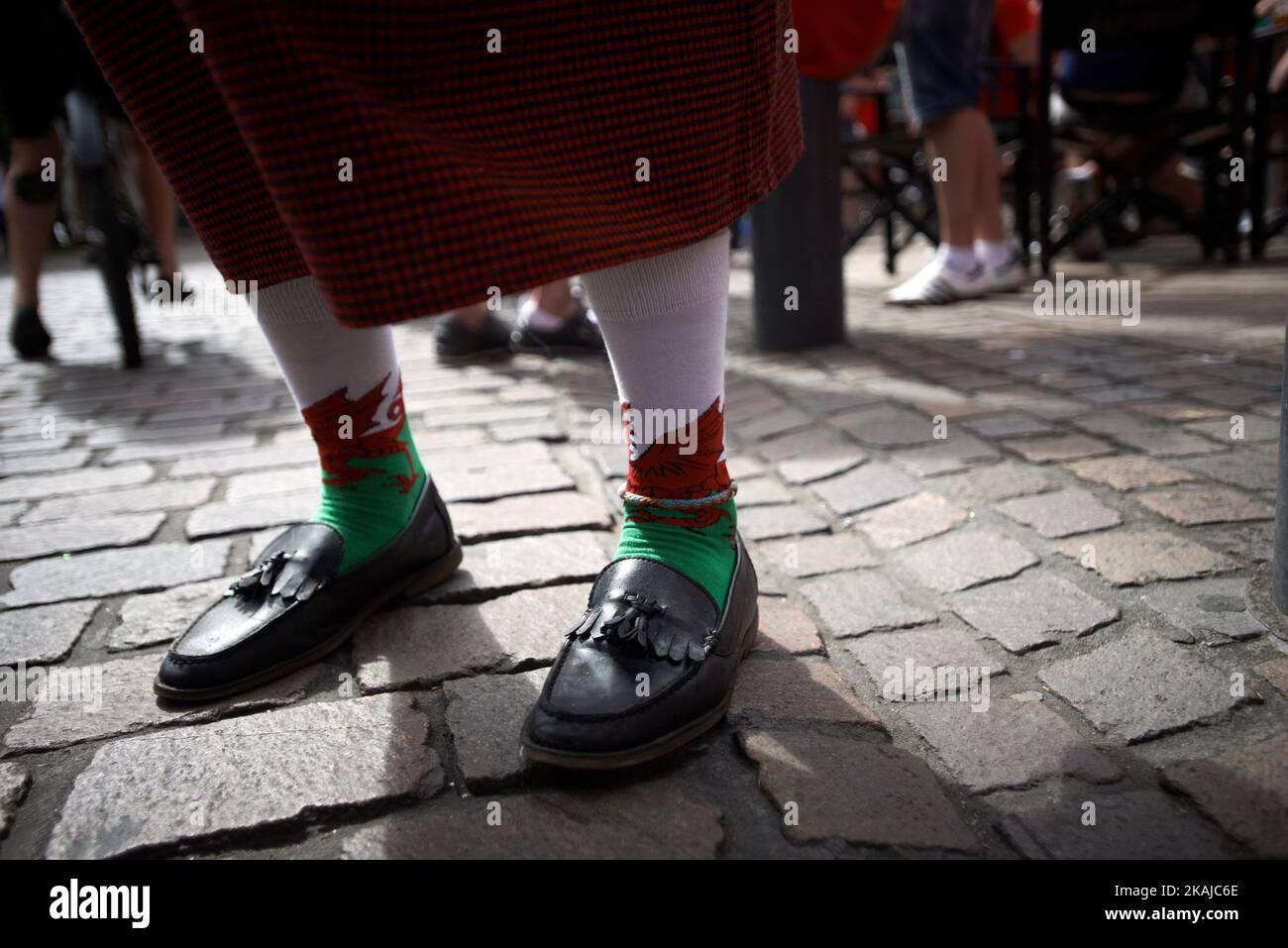 Chaussettes d'un supporter du pays de Galles. Des supporters russes et russes ont envahi Toulouse avant le match entre le pays de Galles et la Russie au stade municipal de Toulouse pour le championnat UEFA Euro 2016. Toulouse. France. 20 juin 2016. (Photo d'Alain Pitton/NurPhoto) *** Veuillez utiliser le crédit du champ de crédit *** Banque D'Images