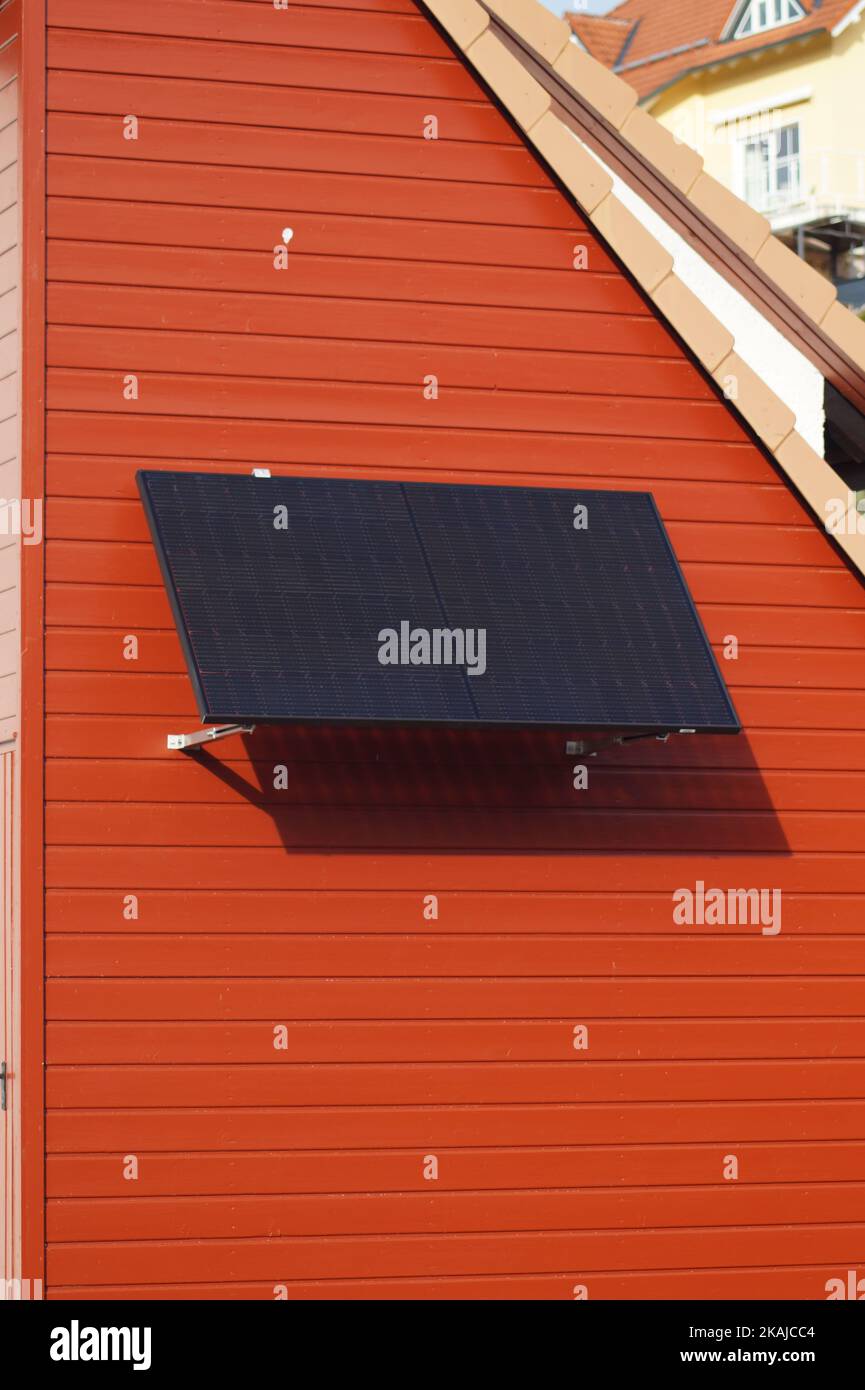 Panneau solaire sur une façade de maison, énergie solaire Banque D'Images