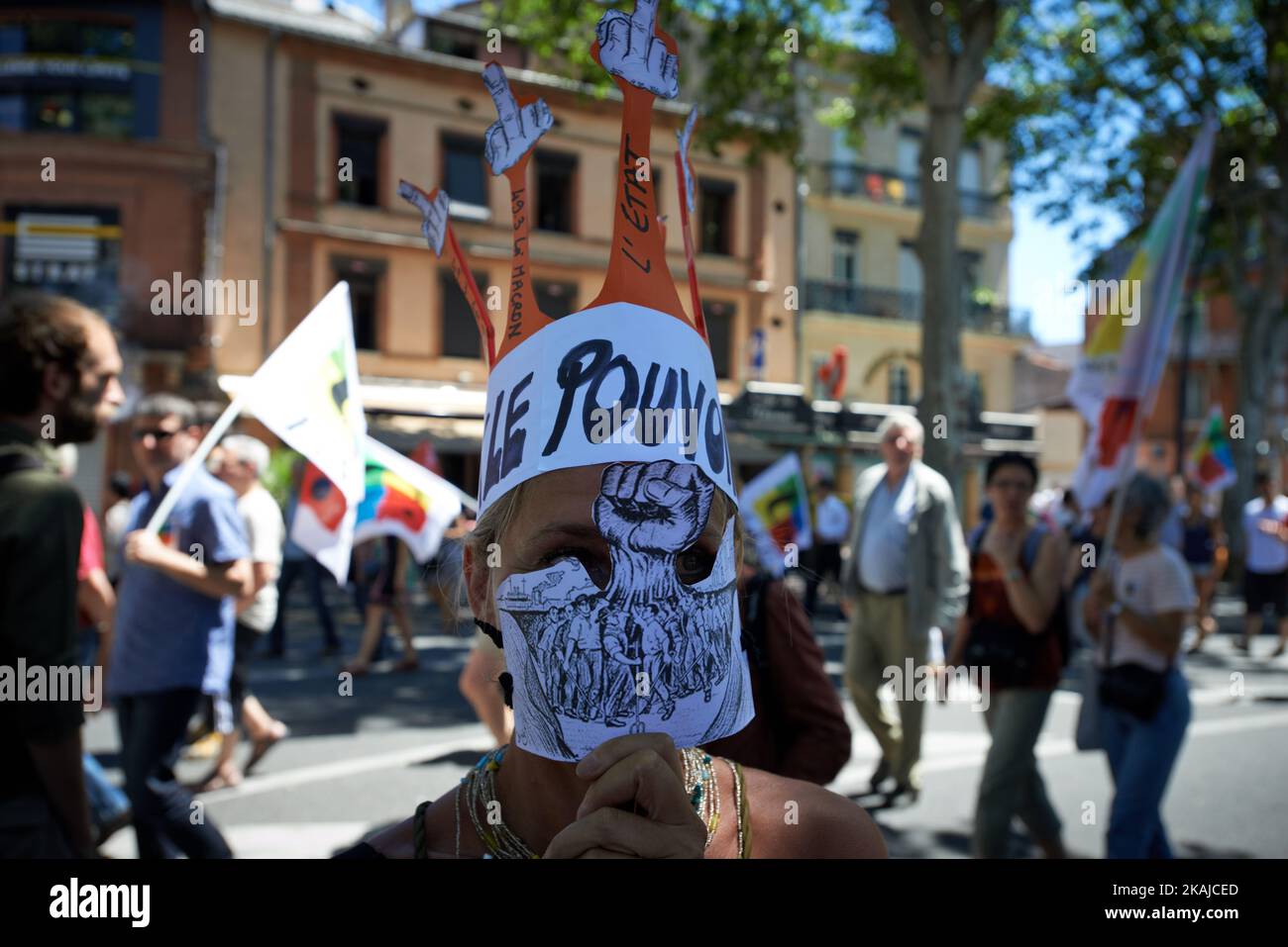 Un manifestant lors d'une protestation contre le projet de loi El-Khomri sur les réformes du travail, l'utilisation de l'article 49,3 qui contourne le Parlement et l'interdiction avortée de la manifestation à Paris. Toulouse. France. 23 juin 2016. (Photo d'Alain Pitton/NurPhoto) *** Veuillez utiliser le crédit du champ de crédit *** Banque D'Images