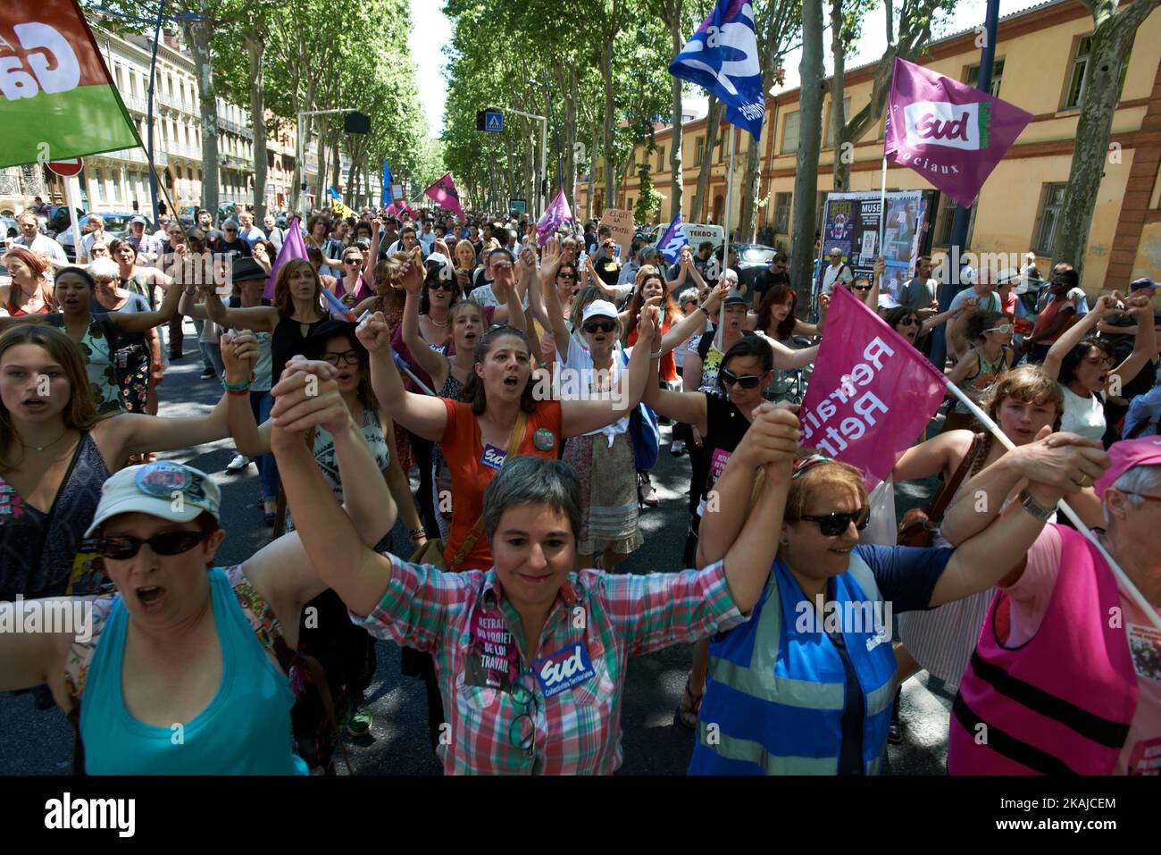 Les gens tiennent la main à Toulouse lors d'une manifestation contre le projet de loi El-Khomri sur les réformes du travail, l'utilisation de l'article 49,3 qui contourne le Parlement et l'interdiction avortée de la manifestation à Paris. Toulouse. France. 23 juin 2016. (Photo d'Alain Pitton/NurPhoto) *** Veuillez utiliser le crédit du champ de crédit *** Banque D'Images