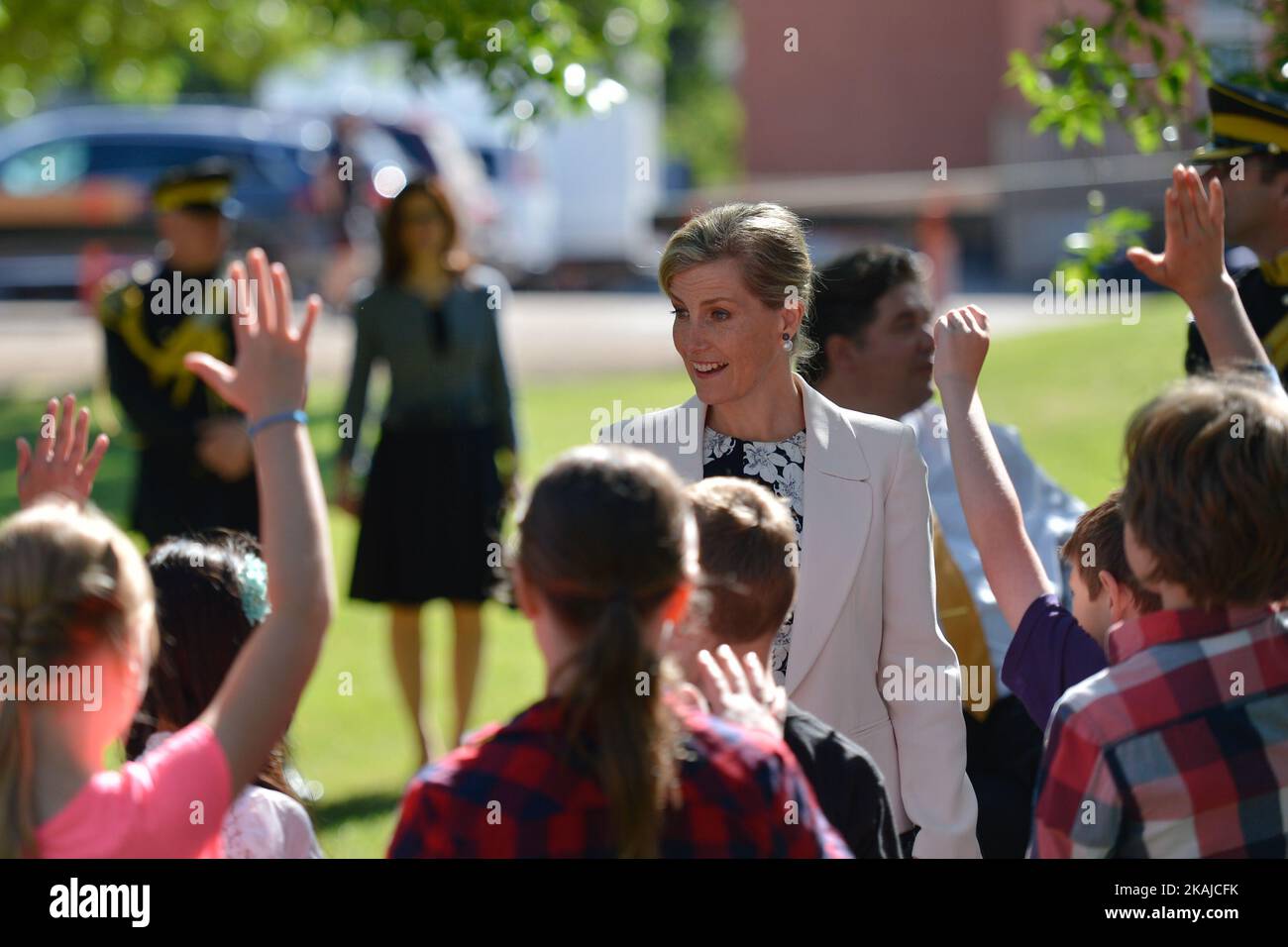 Sophie, la comtesse de Wessex, rencontre un groupe d'enfants d'écoles locales, avant l'ouverture du Light Horse Park dans Old Strathcoma, alors qu'elle s'arrête à Edmonton avant sa visite à fort McMurray endommagé par un incendie. Le mercredi 24 juin 2016, à Edmonton, au Canada. *** Veuillez utiliser le crédit du champ de crédit *** Banque D'Images