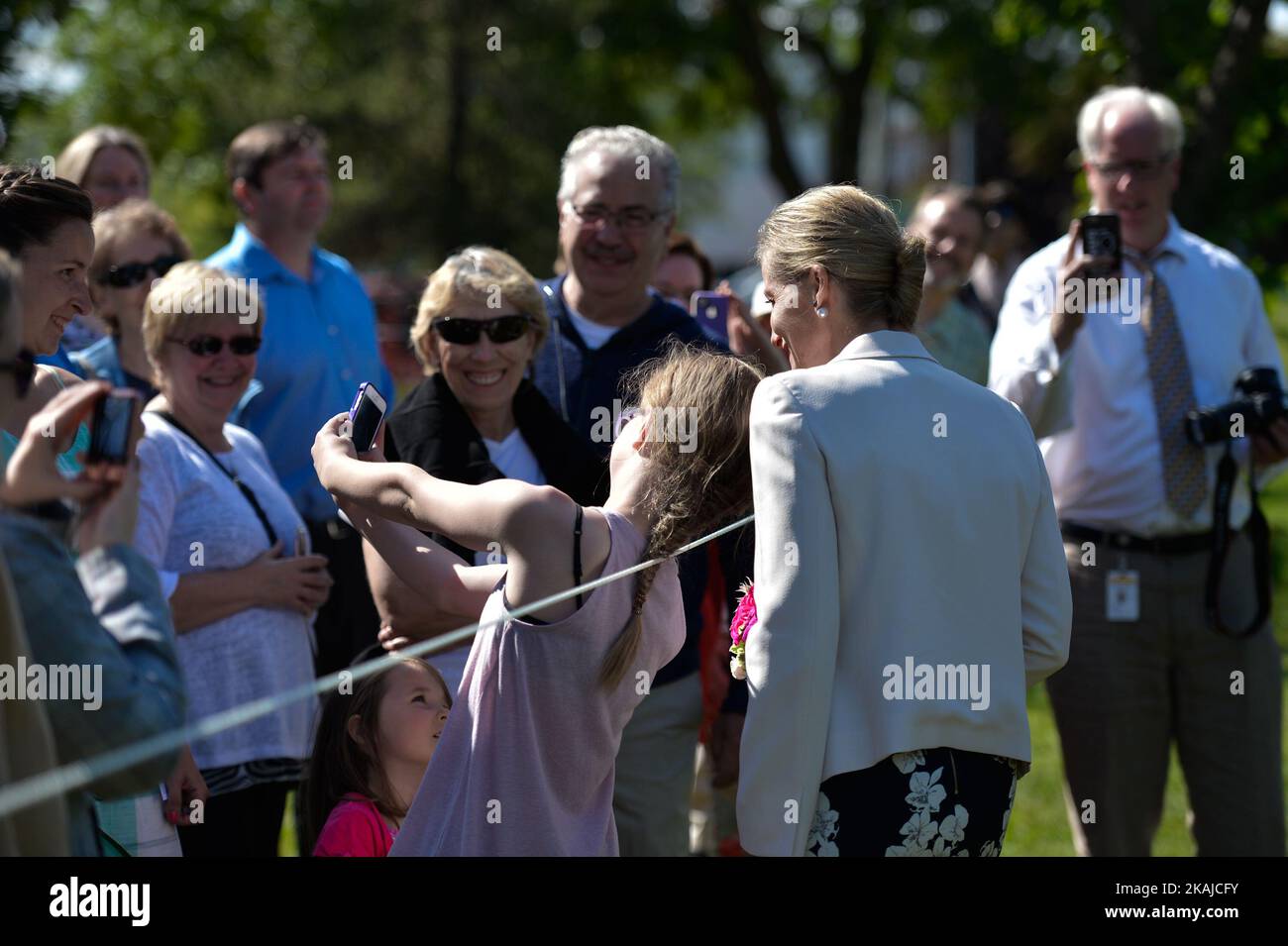 Sophie, la comtesse de Wessex, pose pour un selfy avec un enfant local, à l'ouverture du Light Horse Park à Old Strathcoma, alors qu'elle s'arrête à Edmonton avant sa visite à fort McMurray endommagé par un incendie. Le mercredi 24 juin 2016, à Edmonton, au Canada. Photo par Artur Widak *** Veuillez utiliser le crédit du champ de crédit *** Banque D'Images