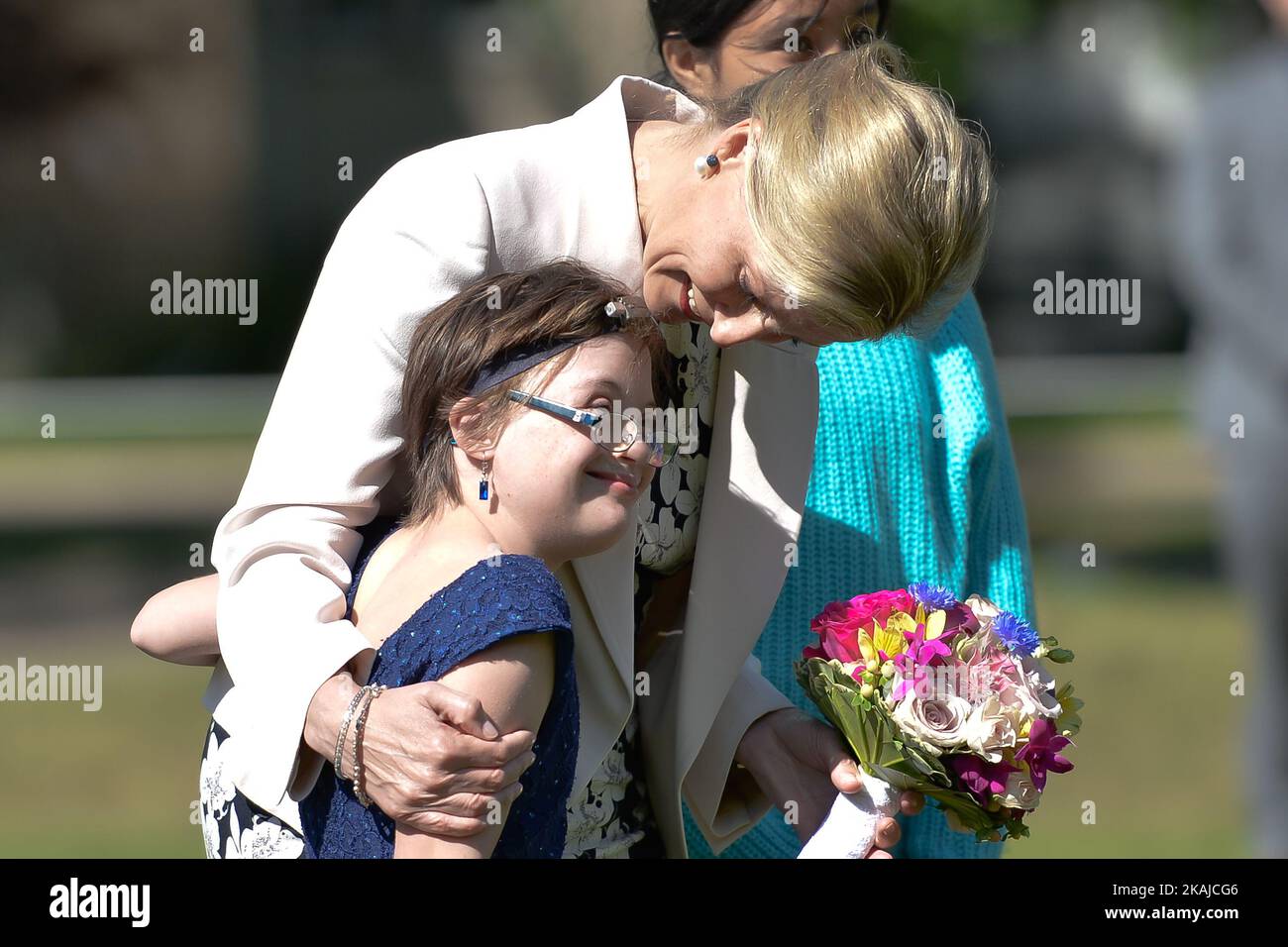 Sophie, la comtesse de Wessex, avec deux enfants de la région, à l'ouverture du Light Horse Park à Old Strathcoma, alors qu'elle s'arrête à Edmonton avant sa visite à fort McMurray endommagé par un incendie. Le mercredi 24 juin 2016, à Edmonton, au Canada. Photo par Artur Widak *** Veuillez utiliser le crédit du champ de crédit *** Banque D'Images