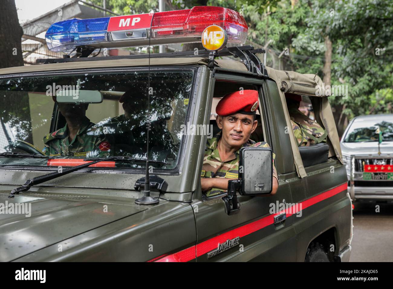 Des soldats bangladais et du personnel de sécurité sont assis sur des véhicules blindés dans une zone diplomatique de la capitale, Dhaka (Bangladesh), le 2 juillet 2016. Banque D'Images