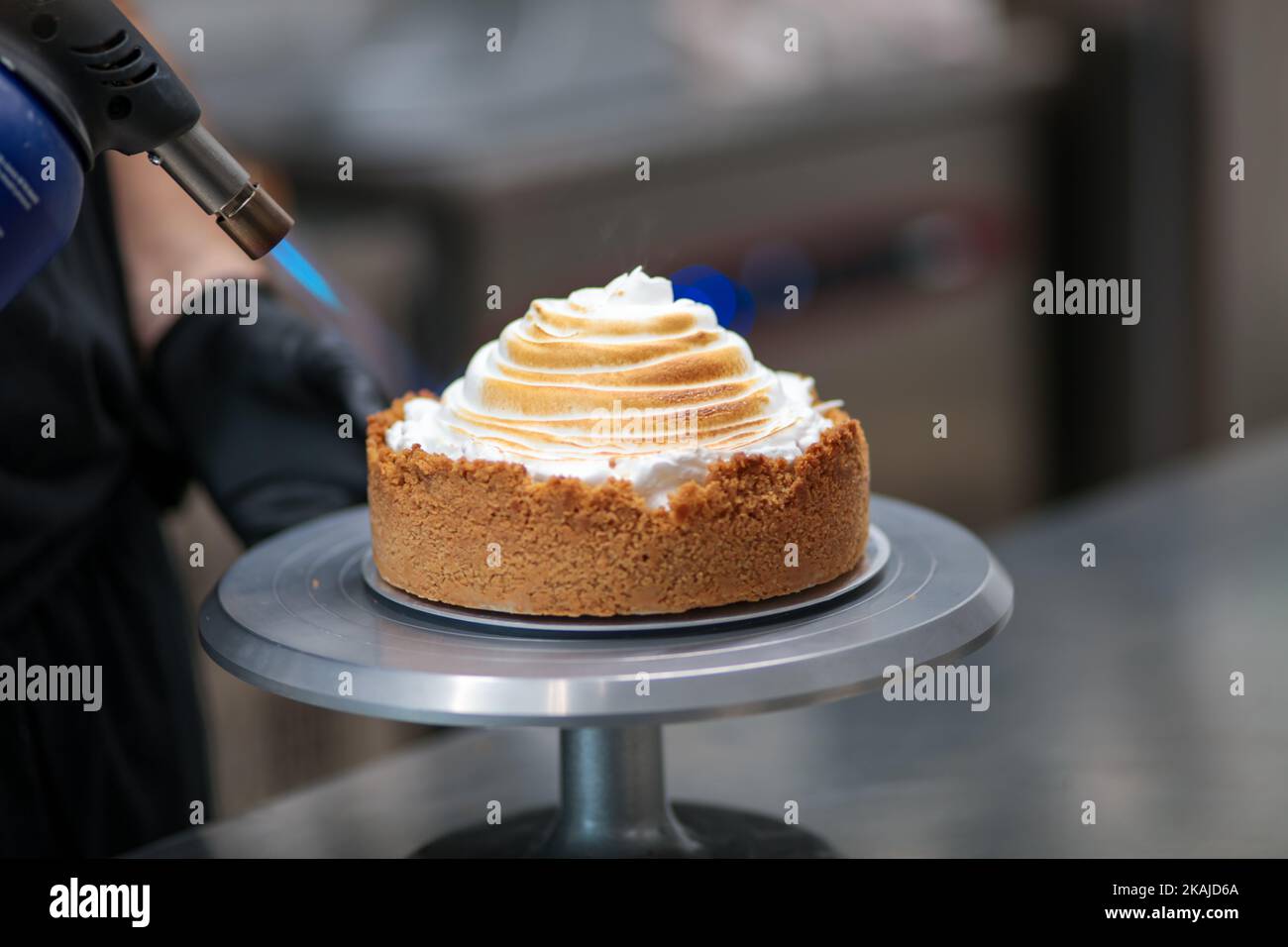 gâteau à croûte courte avec caillé au citron et meringue au citron vert Banque D'Images