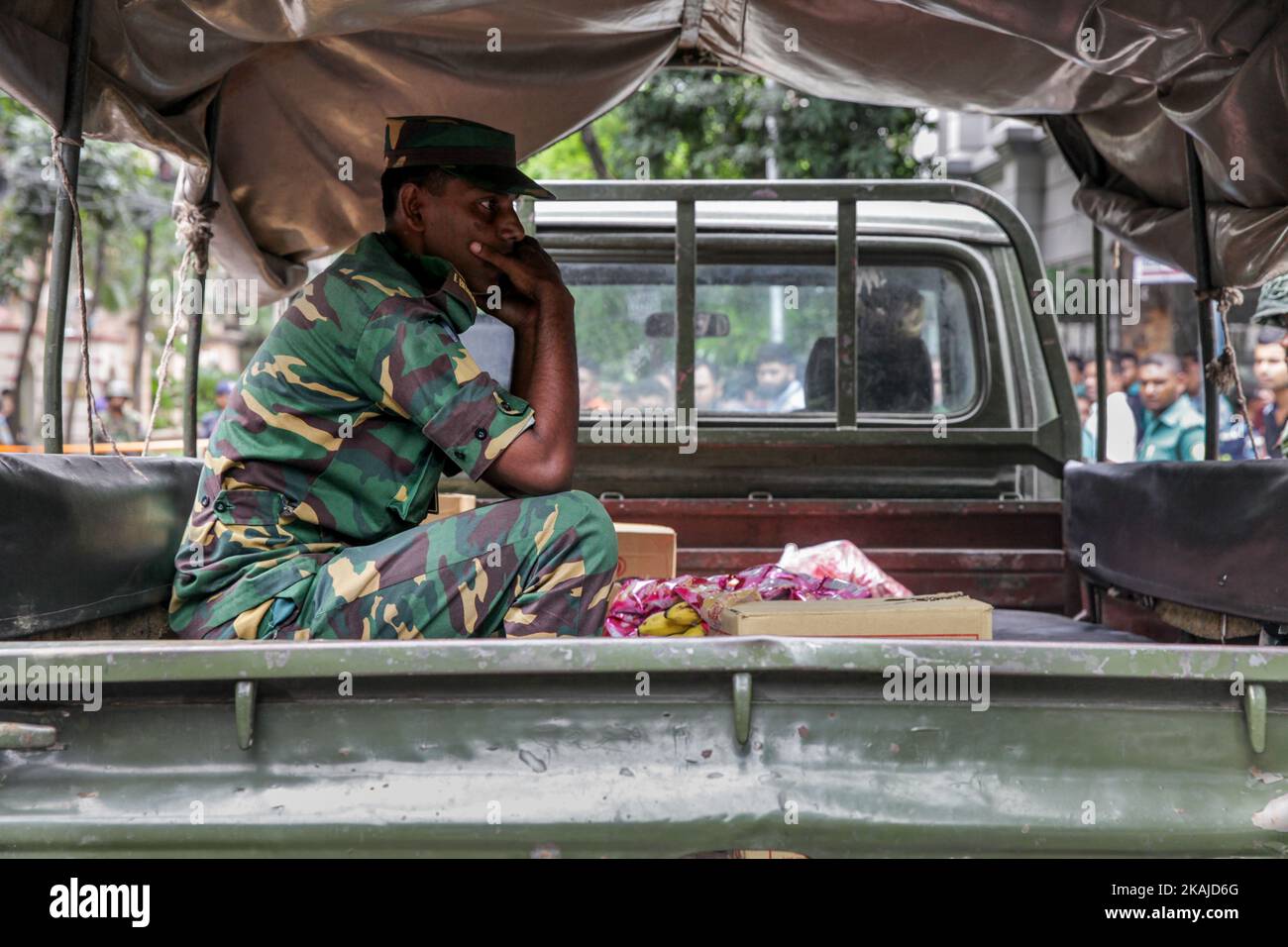 Des soldats bangladais et du personnel de sécurité sont assis sur des véhicules blindés dans une zone diplomatique de la capitale, Dhaka (Bangladesh), le 2 juillet 2016. Banque D'Images