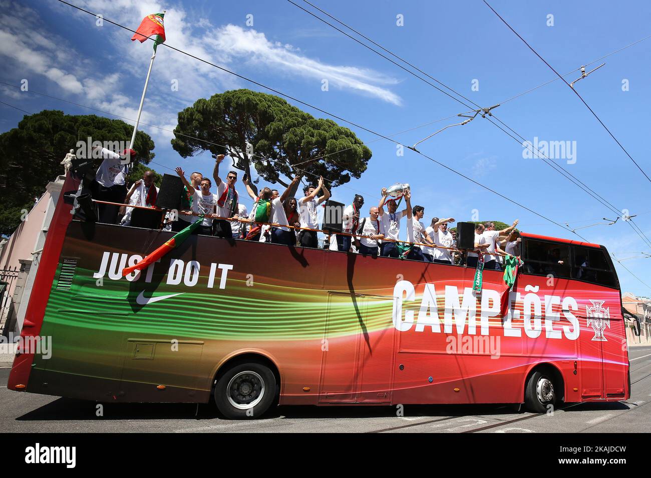 Bus Carring l'équipe nationale portugaise lors du défilé de la victoire de l'Euro 2016 au Portugal à Lisbonne sur 11 juillet 2016 à Lisbonne, Portugal. (Photo de Bruno Barros / DPI / NurPhoto) *** Veuillez utiliser le crédit du champ de crédit *** Banque D'Images