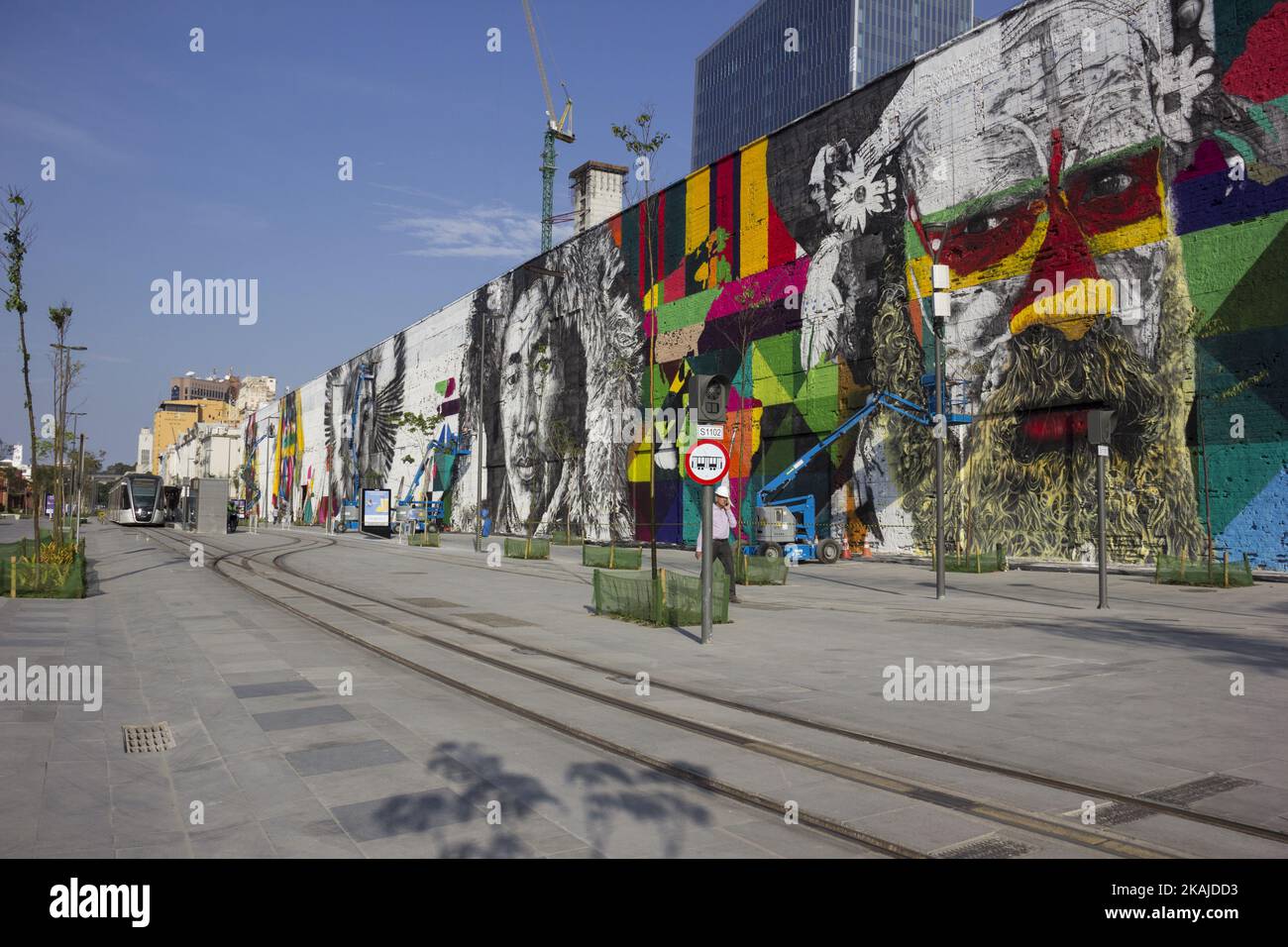 L'artiste Eduardo Kobra peint la plus grande fresque du graffiti au monde sur le boulevard olympique, dans la zone portuaire de Rio de Janeiro, sur 13 juillet 2016. La ville recevra le mois prochain les Jeux Olympiques de Rio 2016. La fresque est encore en cours de finalisation et une fois terminée aura une superficie de 3000 mètres carrés. L'œuvre intitulée «ethnities» (Etnias) représente les autochtones de 5 continents participant aux Jeux Olympiques (photo de Luiz Souza/NurPhoto) *** Veuillez utiliser le crédit du champ de crédit *** Banque D'Images