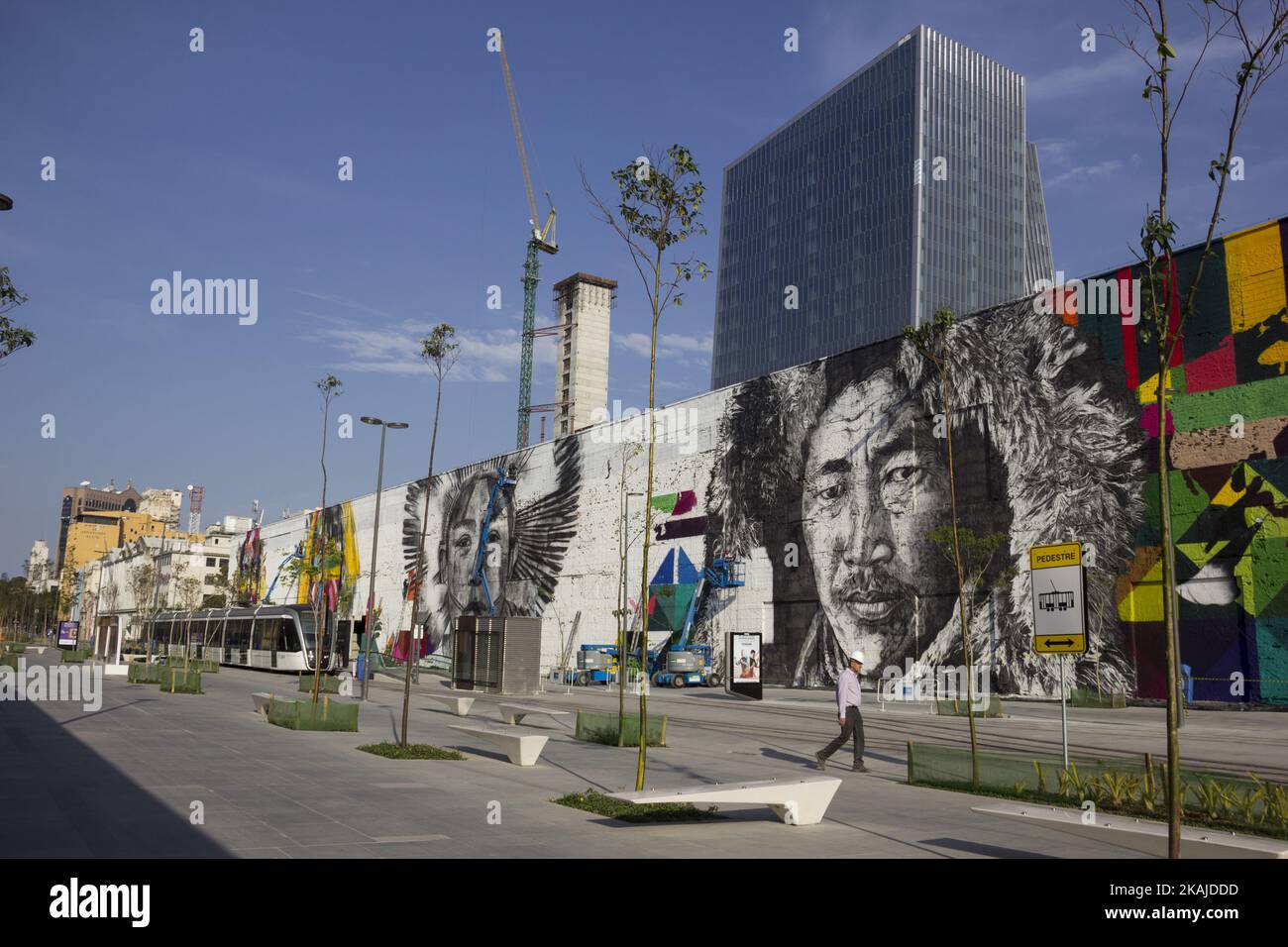 L'artiste Eduardo Kobra peint la plus grande fresque du graffiti au monde sur le boulevard olympique, dans la zone portuaire de Rio de Janeiro, sur 13 juillet 2016. La ville recevra le mois prochain les Jeux Olympiques de Rio 2016. La fresque est encore en cours de finalisation et une fois terminée aura une superficie de 3000 mètres carrés. L'œuvre intitulée «ethnities» (Etnias) représente les autochtones de 5 continents participant aux Jeux Olympiques (photo de Luiz Souza/NurPhoto) *** Veuillez utiliser le crédit du champ de crédit *** Banque D'Images