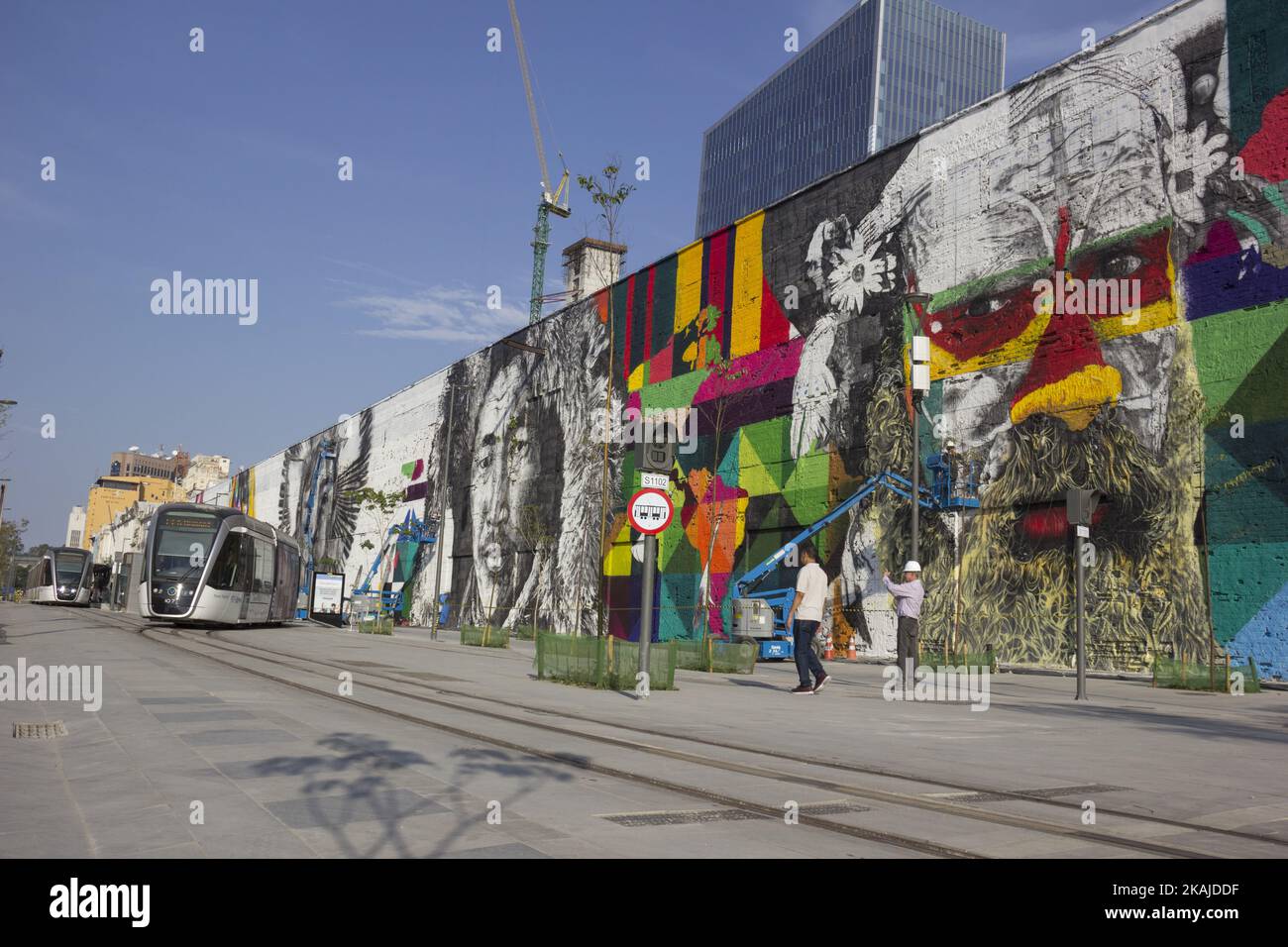 L'artiste Eduardo Kobra peint la plus grande fresque du graffiti au monde sur le boulevard olympique, dans la zone portuaire de Rio de Janeiro, sur 13 juillet 2016. La ville recevra le mois prochain les Jeux Olympiques de Rio 2016. La fresque est encore en cours de finalisation et une fois terminée aura une superficie de 3000 mètres carrés. L'œuvre intitulée «ethnities» (Etnias) représente les autochtones de 5 continents participant aux Jeux Olympiques (photo de Luiz Souza/NurPhoto) *** Veuillez utiliser le crédit du champ de crédit *** Banque D'Images