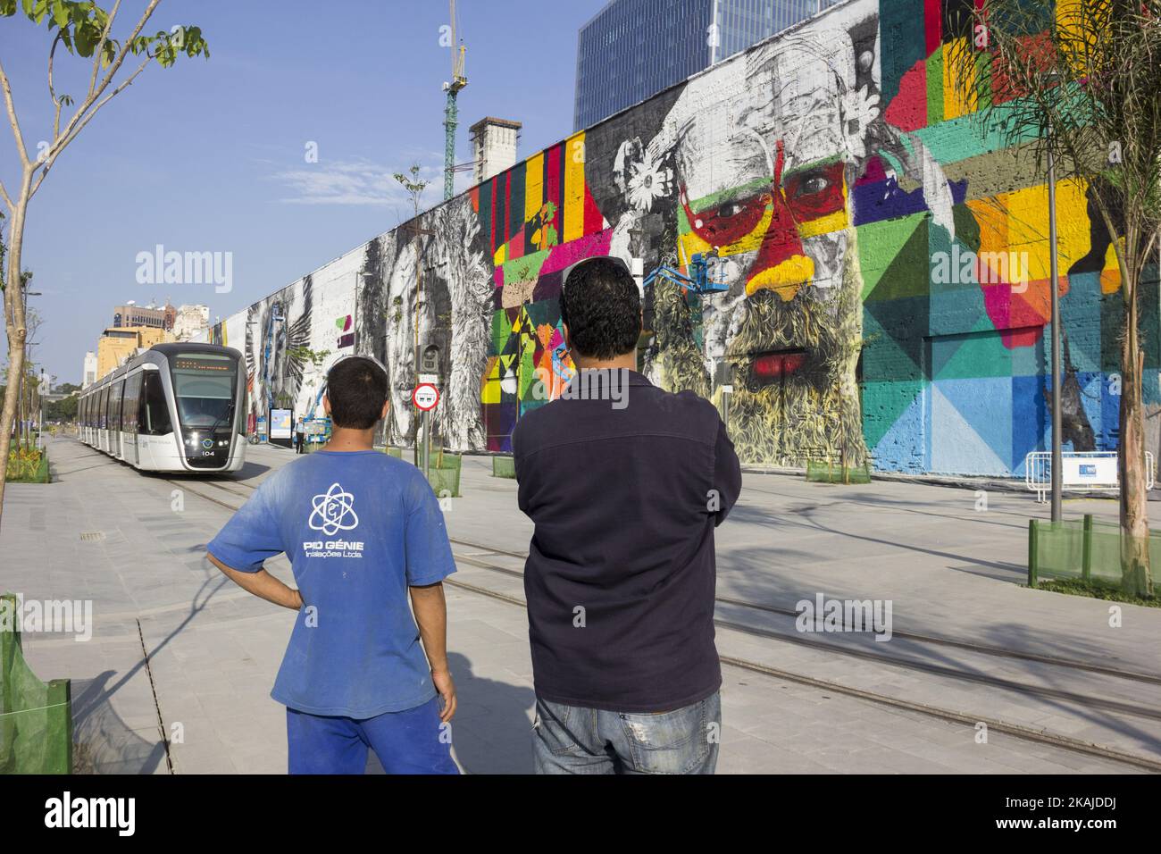 L'artiste Eduardo Kobra peint la plus grande fresque du graffiti au monde sur le boulevard olympique, dans la zone portuaire de Rio de Janeiro, sur 13 juillet 2016. La ville recevra le mois prochain les Jeux Olympiques de Rio 2016. La fresque est encore en cours de finalisation et une fois terminée aura une superficie de 3000 mètres carrés. L'œuvre intitulée «ethnities» (Etnias) représente les autochtones de 5 continents participant aux Jeux Olympiques (photo de Luiz Souza/NurPhoto) *** Veuillez utiliser le crédit du champ de crédit *** Banque D'Images