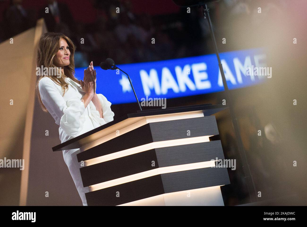 Melania Trump, épouse du candidat républicain présumé à la présidence Donald Trump, s'adresse aux délégués le premier jour de la Convention nationale républicaine sur l'18 juillet 2016 à la Quicken Loans Arena de Cleveland, Ohio. Le Parti républicain a ouvert sa convention nationale, déclenchant un Jamboree politique de quatre jours qui fera du milliardaire Donald Trump son candidat à la présidence. (Photo de Zach D Roberts/NurPhoto) *** Veuillez utiliser le crédit du champ de crédit *** Banque D'Images