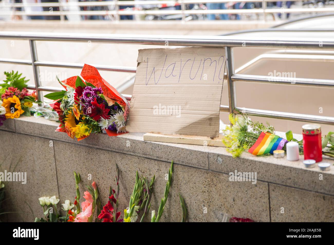 Les gens ont posé des fleurs et des bougies à l'extérieur du centre commercial OEZ le lendemain d'une fusillade qui a fait neuf victimes mortes sur 23 juillet 2016 à Munich, en Allemagne. Selon la police, un Allemand de 18 ans d'origine iranienne a abattu neuf personnes et en a blessé au moins 16 avant de se tirer lui-même dans un parc voisin. Pendant des heures pendant la frénésie et la chasse à la manne suivante, la ville a été paralysée alors que la police a ordonné aux gens de rester à l'extérieur des rues. Les rapports originaux de trois attaquants au maximum semblent avoir été infondés. Le motif du tireur n'est pas clair jusqu'à présent. (Photo de David Speier/NurPhoto) *** Veuillez utiliser le crédit f Banque D'Images