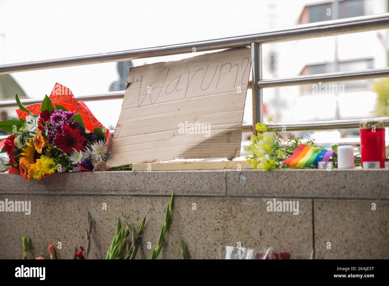 Les gens ont posé des fleurs et des bougies à l'extérieur du centre commercial OEZ le lendemain d'une fusillade qui a fait neuf victimes mortes sur 23 juillet 2016 à Munich, en Allemagne. Selon la police, un Allemand de 18 ans d'origine iranienne a abattu neuf personnes et en a blessé au moins 16 avant de se tirer lui-même dans un parc voisin. Pendant des heures pendant la frénésie et la chasse à la manne suivante, la ville a été paralysée alors que la police a ordonné aux gens de rester à l'extérieur des rues. Les rapports originaux de trois attaquants au maximum semblent avoir été infondés. Le motif du tireur n'est pas clair jusqu'à présent. (Photo de David Speier/NurPhoto) *** Veuillez utiliser le crédit f Banque D'Images