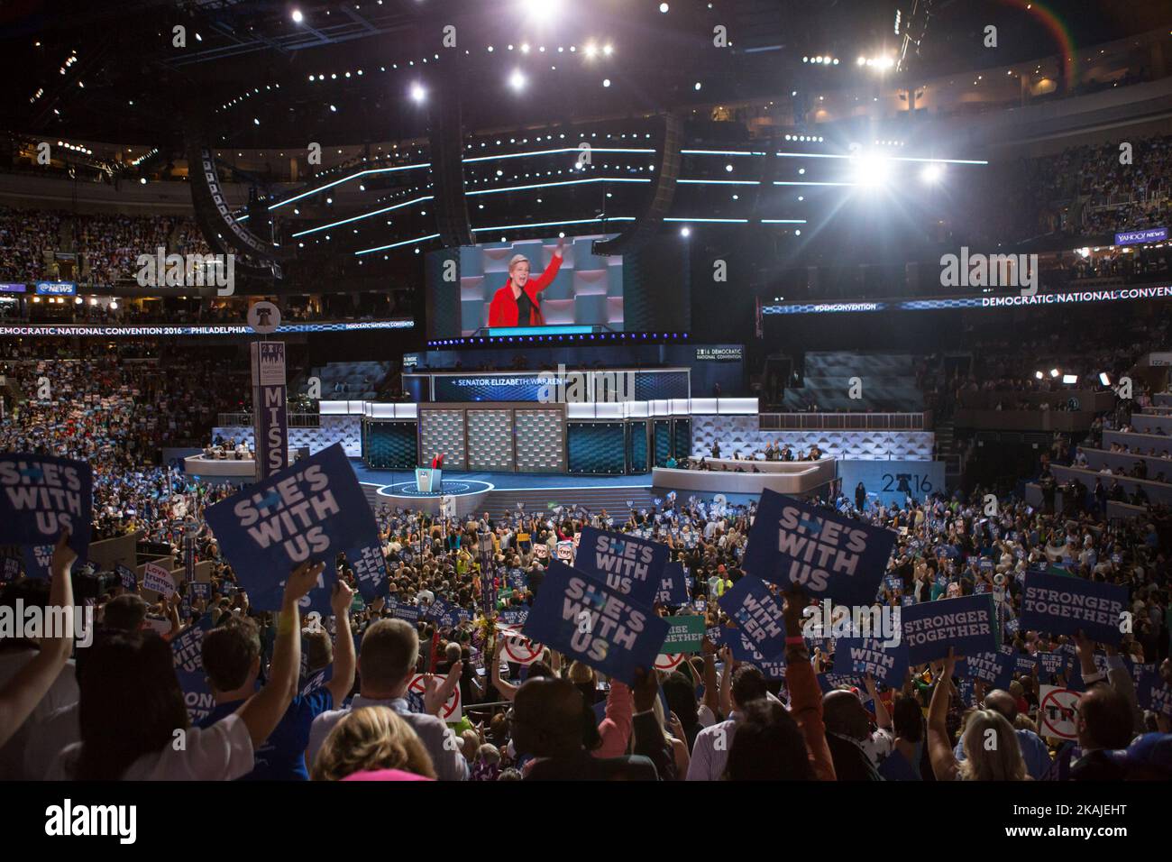 Philadelphie, Pennsylvanie. — Le lundi, 25 juillet, premier jour de la convention nationale démocratique de 2016, tenue au Wells Fargo Centre, au Massachusetts, la sénatrice Elizabeth Warren, parle aux délégués et aux invités. (Photo de Cheriss May/NurPhoto) *** Veuillez utiliser le crédit du champ de crédit *** Banque D'Images