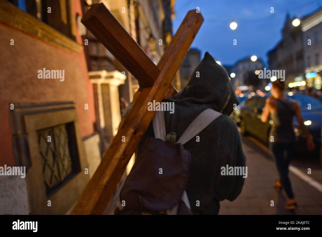 Un pèlerin avec une croix dans le centre-ville de Cracovie le jour où le pape François rencontre des milliers de jeunes pèlerins du monde entier pendant le chemin de la croix dans le parc Blonia de Cracovie le vendredi 29 juillet 2016, à Cracovie, en Pologne. Banque D'Images