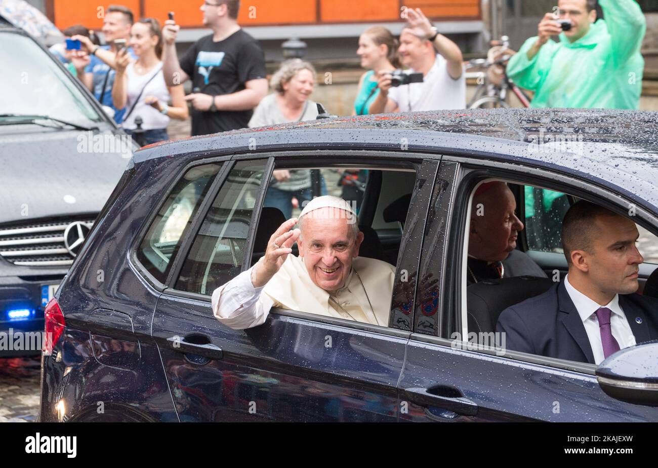 Le pape François quitte Cracovie après la Journée mondiale de la jeunesse à Cracovie, en Pologne, le 31 juillet 2016 (photo de Mateusz Wlodarczyk/NurPhoto) *** Veuillez utiliser le crédit du champ de crédit *** Banque D'Images