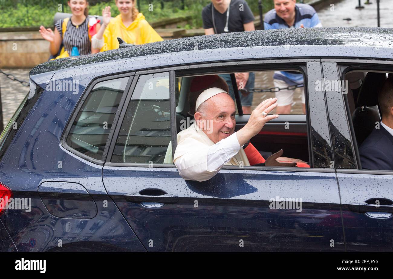 Le pape François quitte Cracovie après la Journée mondiale de la jeunesse à Cracovie, en Pologne, le 31 juillet 2016 (photo de Mateusz Wlodarczyk/NurPhoto) *** Veuillez utiliser le crédit du champ de crédit *** Banque D'Images