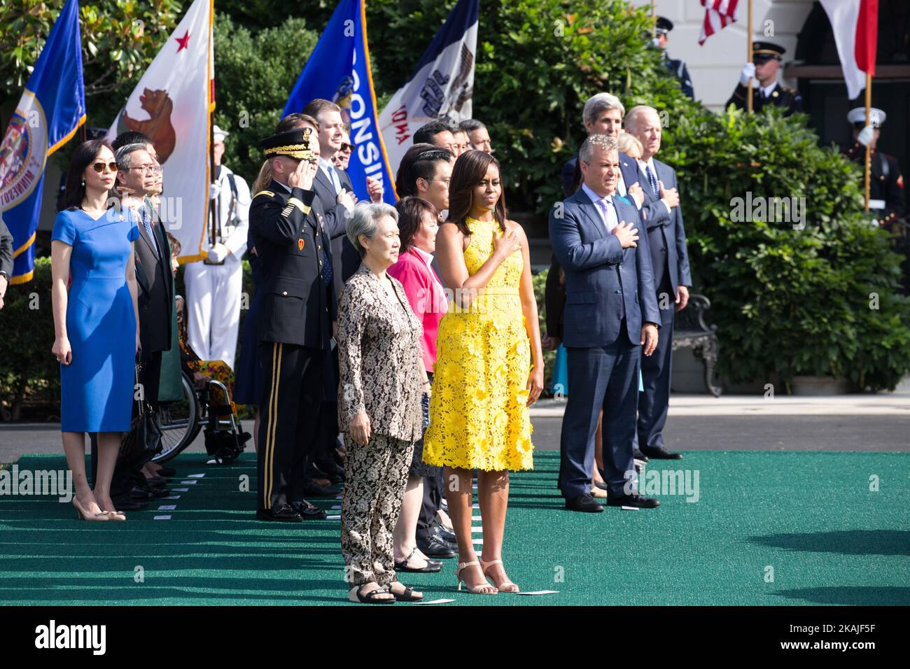 Washington, D.C. — Mardi, 2 août, sur la pelouse sud de la Maison Blanche, le premier-deuxième, Mme Lee Hsien Loong, est à l'attention, tandis que la première dame Michelle Obama, met sa main à l'autre pendant la lecture de l'hymne national des États-Unis au début de la cérémonie de l'arrivée de l'État. (Photo de Cheriss May/NurPhoto) *** Veuillez utiliser le crédit du champ de crédit *** Banque D'Images