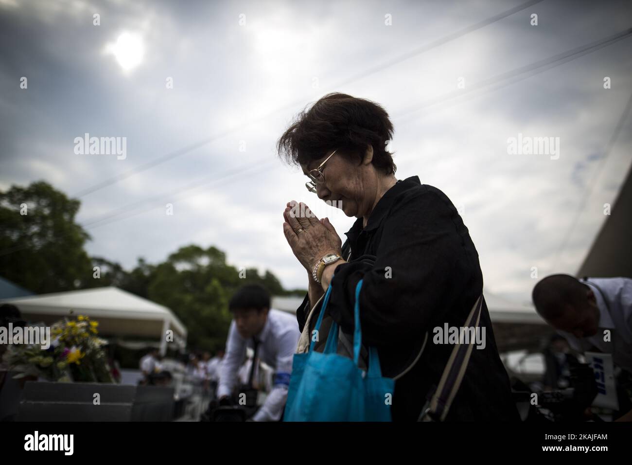 Les visiteurs prient pour les victimes de la bombe atomique devant le Parc de la paix de Nagasaki, dans le sud du Japon, mardi, 9 août 2016. Le Japon a marqué le 71st anniversaire de l'attentat à la bombe atomique sur Nagasaki. Sur 9 août 1945, pendant la Seconde Guerre mondiale, les États-Unis ont abandonné la deuxième bombe atomique sur la ville de Nagasaki, tuant environ 40 000 personnes, ce qui a mis fin à la Seconde Guerre mondiale Banque D'Images