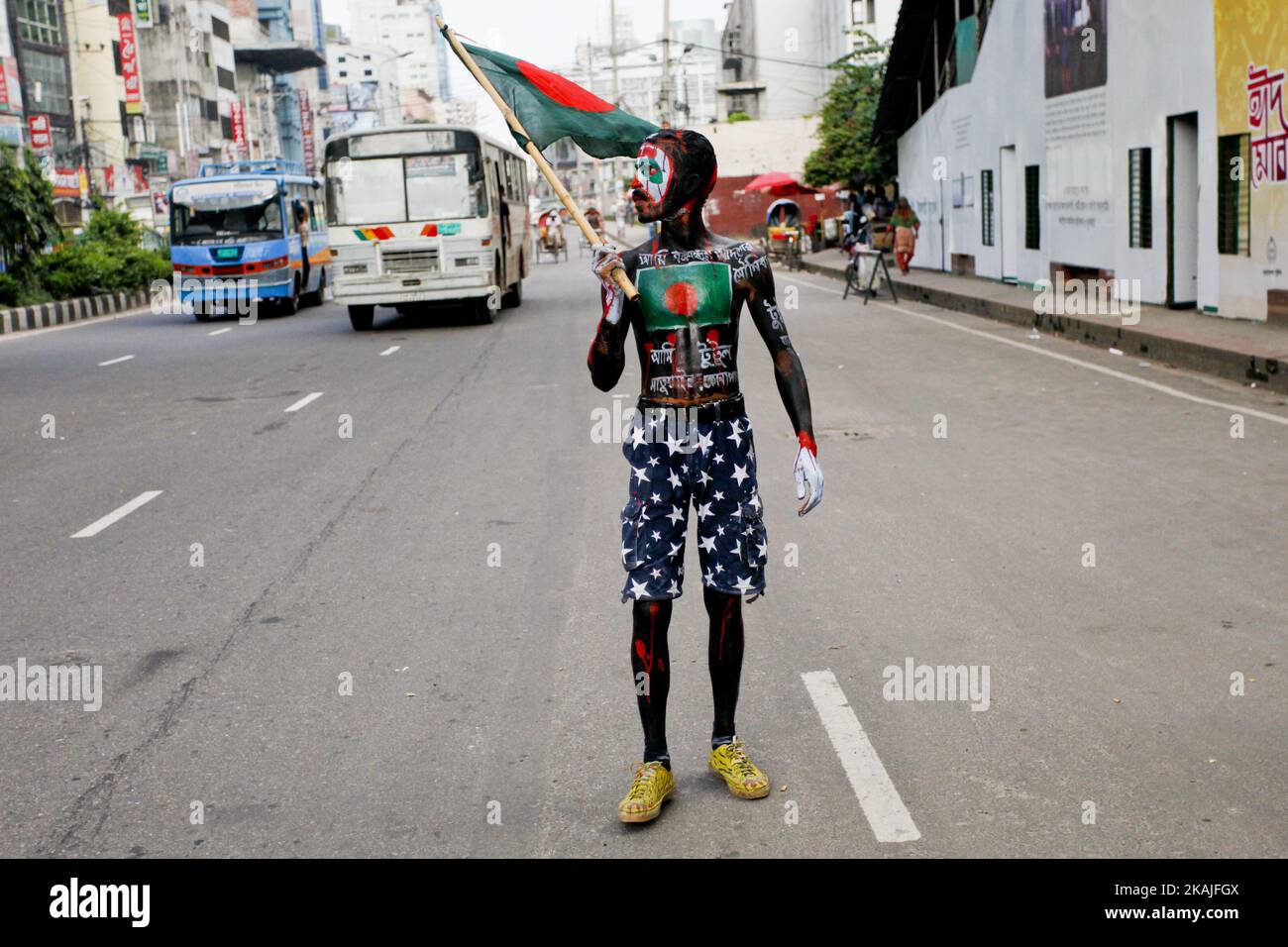 Un homme TUTUL décoré à Dhaka, Balnglagesh, le 15 août 2016, montrant son hommage lors de la Journée nationale de deuil. En 1975, un groupe d'officiers subalternes a tué Sheikh Mujibur Rahman (premier président du Bangladesh) et la plupart de sa famille. (Photo de Khandaker Azizur Rahman Sumon/NurPhoto) Banque D'Images