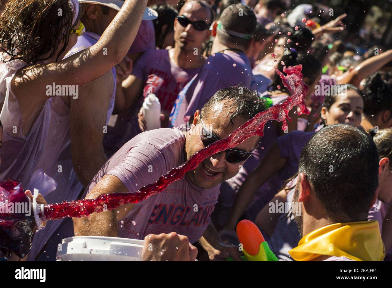 Couvert de vin, les fêtards apprécient la « bataille du vin Batalla del Vino » à Toro, en Espagne, sur 22 août 2016. Toro, un petit village d'Espagne connu pour avoir l'appellation de vin Toro, a célébré la deuxième bataille du vin sur la place principale pendant les festivités de San Agustin, imitant la bataille du vin de Haro (la Rioja). Des centaines de personnes vêtues de blanc se couvrent mutuellement de vin rouge avec des pistolets à eau, des dispositifs de pulvérisation montés à l'arrière, des seaux et d'autres. (Photo de Manuel Bales/NurPhoto) *** Veuillez utiliser le crédit du champ de crédit *** Banque D'Images