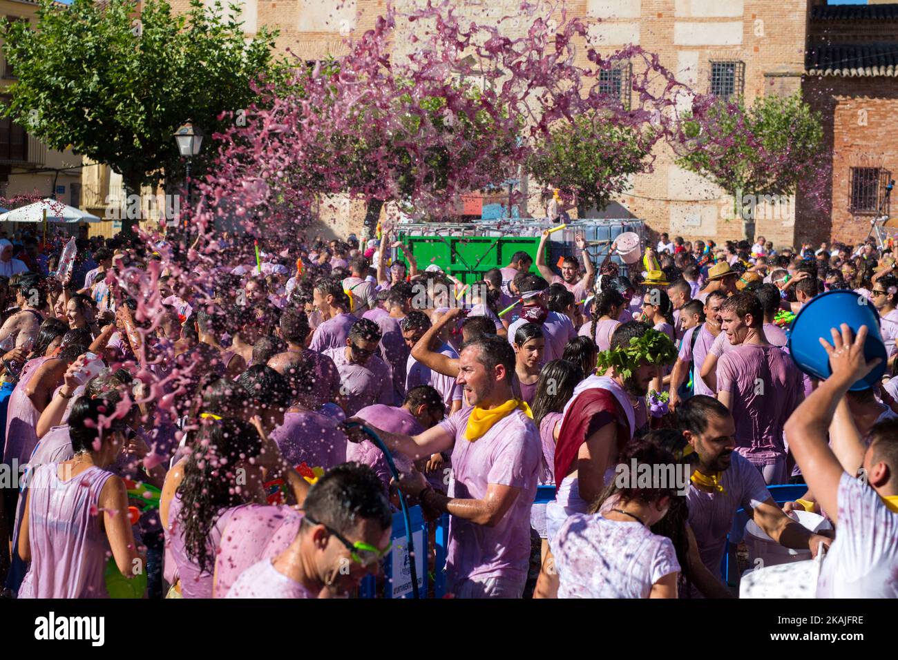 Couvert de vin, les fêtards apprécient la « bataille du vin Batalla del Vino » à Toro, en Espagne, sur 22 août 2016. Toro, un petit village d'Espagne connu pour avoir l'appellation de vin Toro, a célébré la deuxième bataille du vin sur la place principale pendant les festivités de San Agustin, imitant la bataille du vin de Haro (la Rioja). Des centaines de personnes vêtues de blanc se couvrent mutuellement de vin rouge avec des pistolets à eau, des dispositifs de pulvérisation montés à l'arrière, des seaux et d'autres. (Photo de Manuel Bales/NurPhoto) *** Veuillez utiliser le crédit du champ de crédit *** Banque D'Images