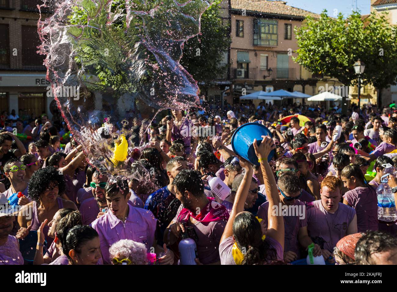 Couvert de vin, les fêtards apprécient la « bataille du vin Batalla del Vino » à Toro, en Espagne, sur 22 août 2016. Toro, un petit village d'Espagne connu pour avoir l'appellation de vin Toro, a célébré la deuxième bataille du vin sur la place principale pendant les festivités de San Agustin, imitant la bataille du vin de Haro (la Rioja). Des centaines de personnes vêtues de blanc se couvrent mutuellement de vin rouge avec des pistolets à eau, des dispositifs de pulvérisation montés à l'arrière, des seaux et d'autres. (Photo de Manuel Bales/NurPhoto) *** Veuillez utiliser le crédit du champ de crédit *** Banque D'Images