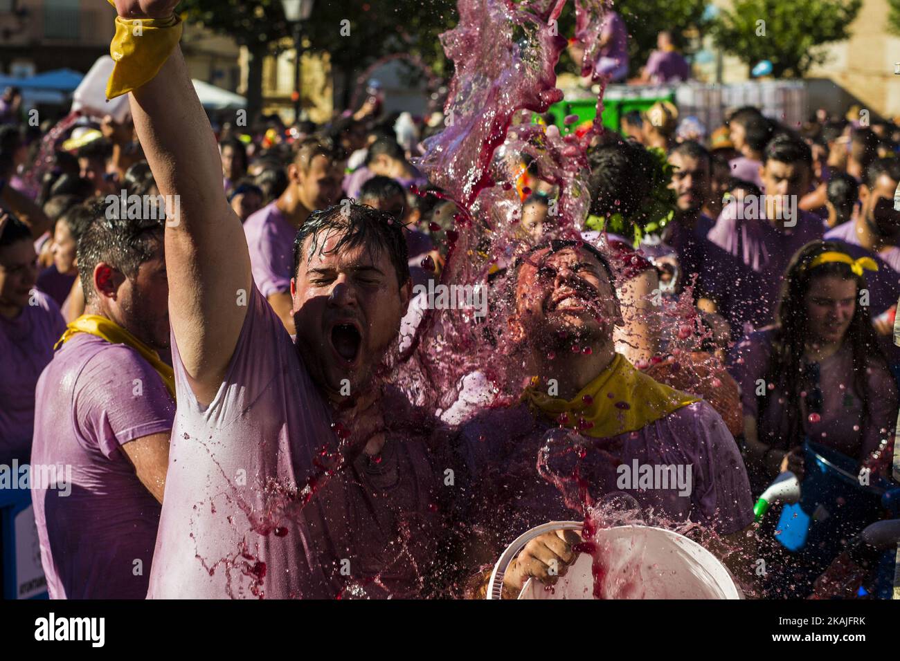 Couvert de vin, les fêtards apprécient la « bataille du vin Batalla del Vino » à Toro, en Espagne, sur 22 août 2016. Toro, un petit village d'Espagne connu pour avoir l'appellation de vin Toro, a célébré la deuxième bataille du vin sur la place principale pendant les festivités de San Agustin, imitant la bataille du vin de Haro (la Rioja). Des centaines de personnes vêtues de blanc se couvrent mutuellement de vin rouge avec des pistolets à eau, des dispositifs de pulvérisation montés à l'arrière, des seaux et d'autres. (Photo de Manuel Bales/NurPhoto) *** Veuillez utiliser le crédit du champ de crédit *** Banque D'Images