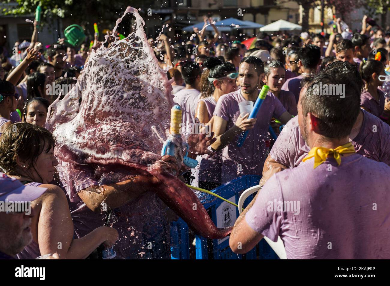 Couvert de vin, les fêtards apprécient la « bataille du vin Batalla del Vino » à Toro, en Espagne, sur 22 août 2016. Toro, un petit village d'Espagne connu pour avoir l'appellation de vin Toro, a célébré la deuxième bataille du vin sur la place principale pendant les festivités de San Agustin, imitant la bataille du vin de Haro (la Rioja). Des centaines de personnes vêtues de blanc se couvrent mutuellement de vin rouge avec des pistolets à eau, des dispositifs de pulvérisation montés à l'arrière, des seaux et d'autres. (Photo de Manuel Bales/NurPhoto) *** Veuillez utiliser le crédit du champ de crédit *** Banque D'Images