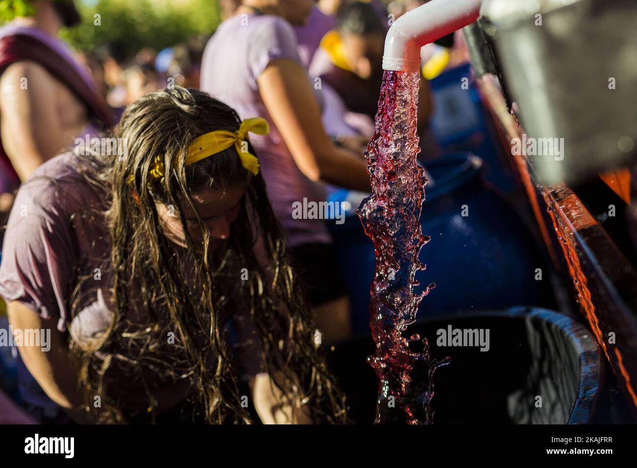 Couvert de vin, les fêtards apprécient la « bataille du vin Batalla del Vino » à Toro, en Espagne, sur 22 août 2016. Toro, un petit village d'Espagne connu pour avoir l'appellation de vin Toro, a célébré la deuxième bataille du vin sur la place principale pendant les festivités de San Agustin, imitant la bataille du vin de Haro (la Rioja). Des centaines de personnes vêtues de blanc se couvrent mutuellement de vin rouge avec des pistolets à eau, des dispositifs de pulvérisation montés à l'arrière, des seaux et d'autres. (Photo de Manuel Bales/NurPhoto) *** Veuillez utiliser le crédit du champ de crédit *** Banque D'Images
