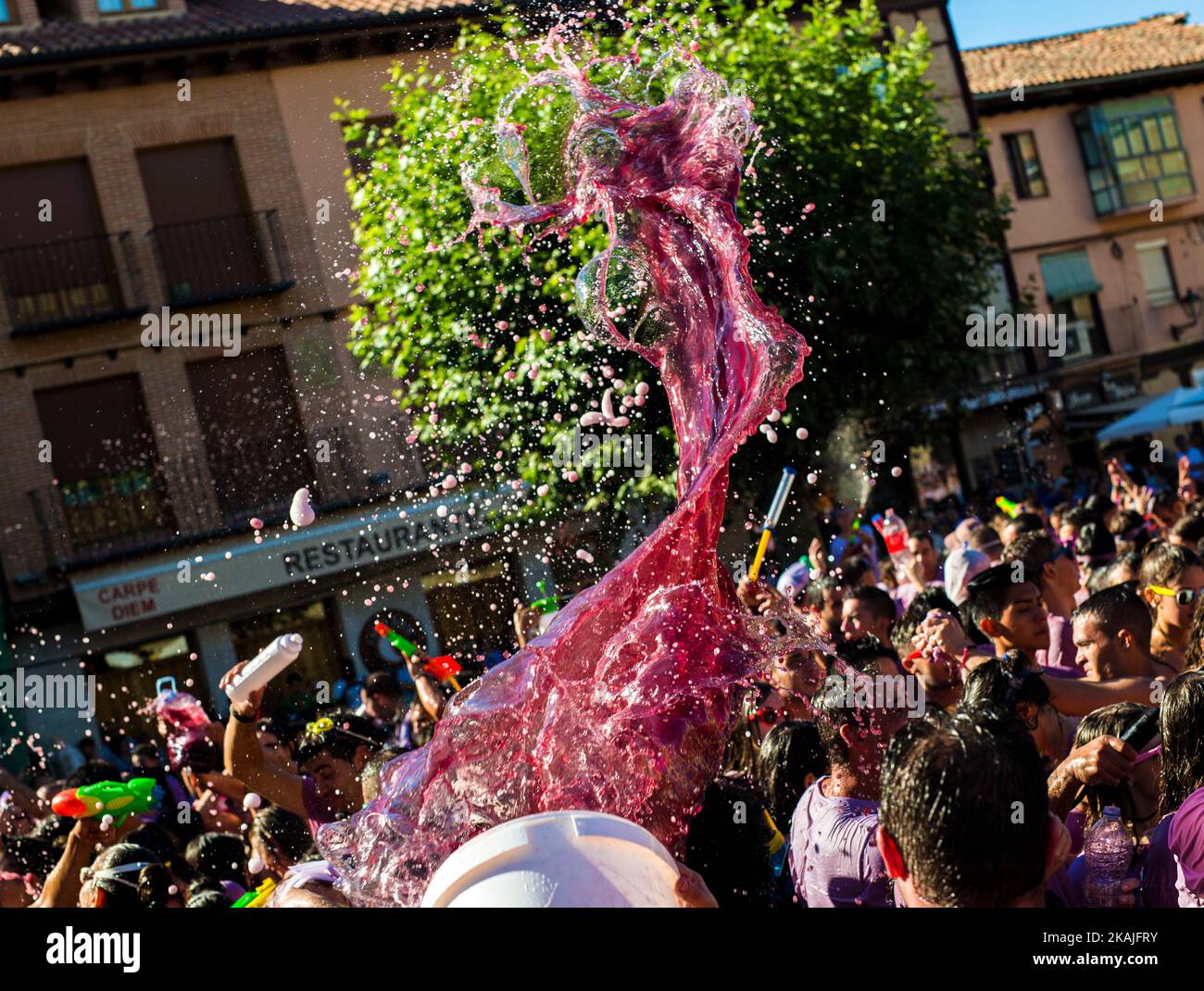 Couvert de vin, les fêtards apprécient la « bataille du vin Batalla del Vino » à Toro, en Espagne, sur 22 août 2016. Toro, un petit village d'Espagne connu pour avoir l'appellation de vin Toro, a célébré la deuxième bataille du vin sur la place principale pendant les festivités de San Agustin, imitant la bataille du vin de Haro (la Rioja). Des centaines de personnes vêtues de blanc se couvrent mutuellement de vin rouge avec des pistolets à eau, des dispositifs de pulvérisation montés à l'arrière, des seaux et d'autres. (Photo de Manuel Bales/NurPhoto) *** Veuillez utiliser le crédit du champ de crédit *** Banque D'Images