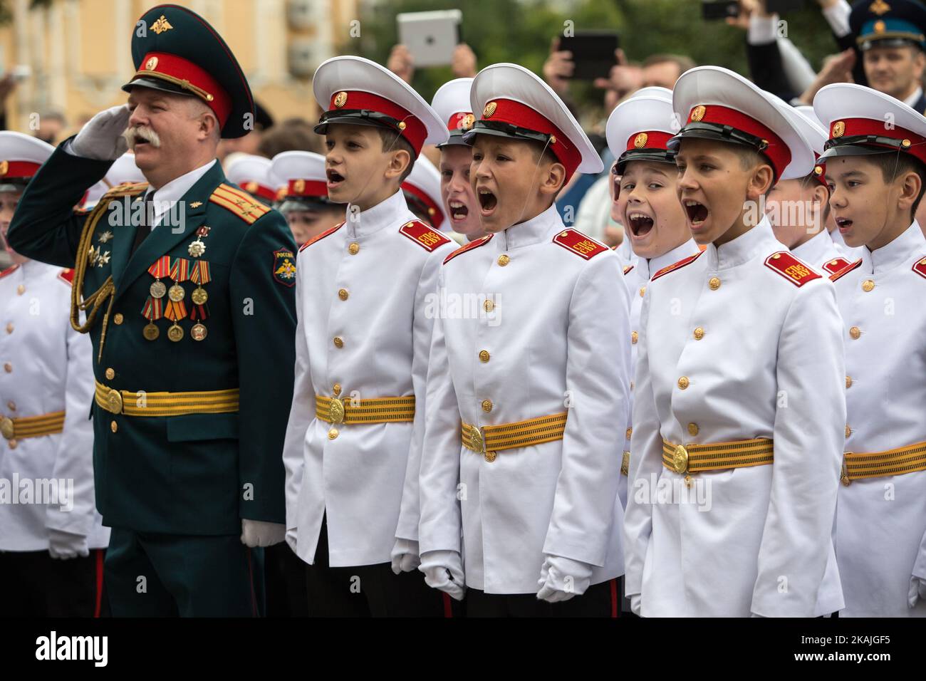 Les cadets de l'École militaire de Suvorov assistent à une cérémonie au début de l'année scolaire, connue sous le nom de « Journée de la connaissance » à Saint-Pétersbourg, sur 1 septembre 2016. Les écoles militaires de Suvorov sont un type d'école pour les garçons de 14-18 ans, et portent le nom du grand général de 18th siècle Alexandre Suvorov. Banque D'Images